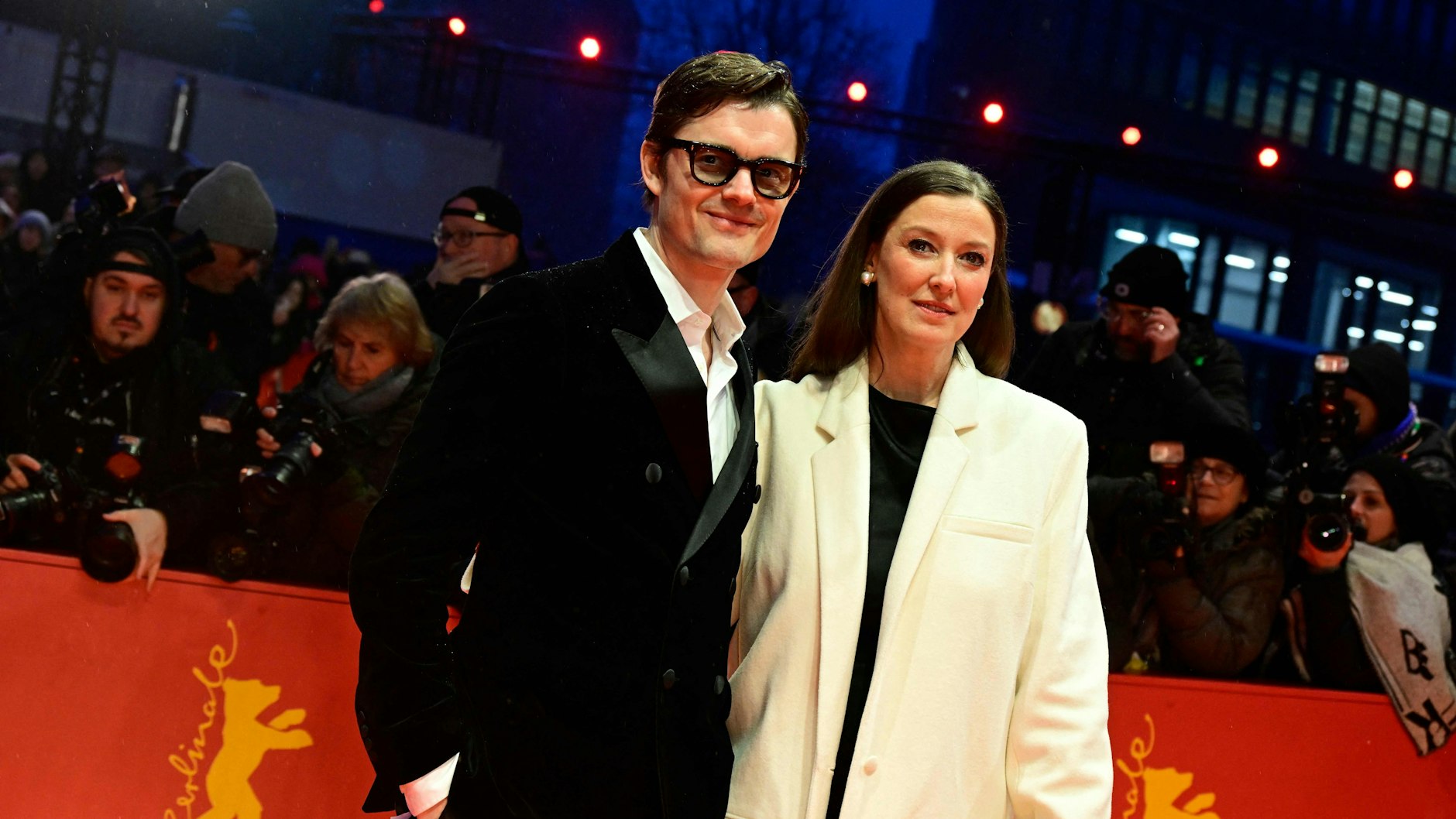 Sam Riley mit seiner Frau Alexandra Maria Lara bei der Eröffnung der 75. Berlinale in Berlin.