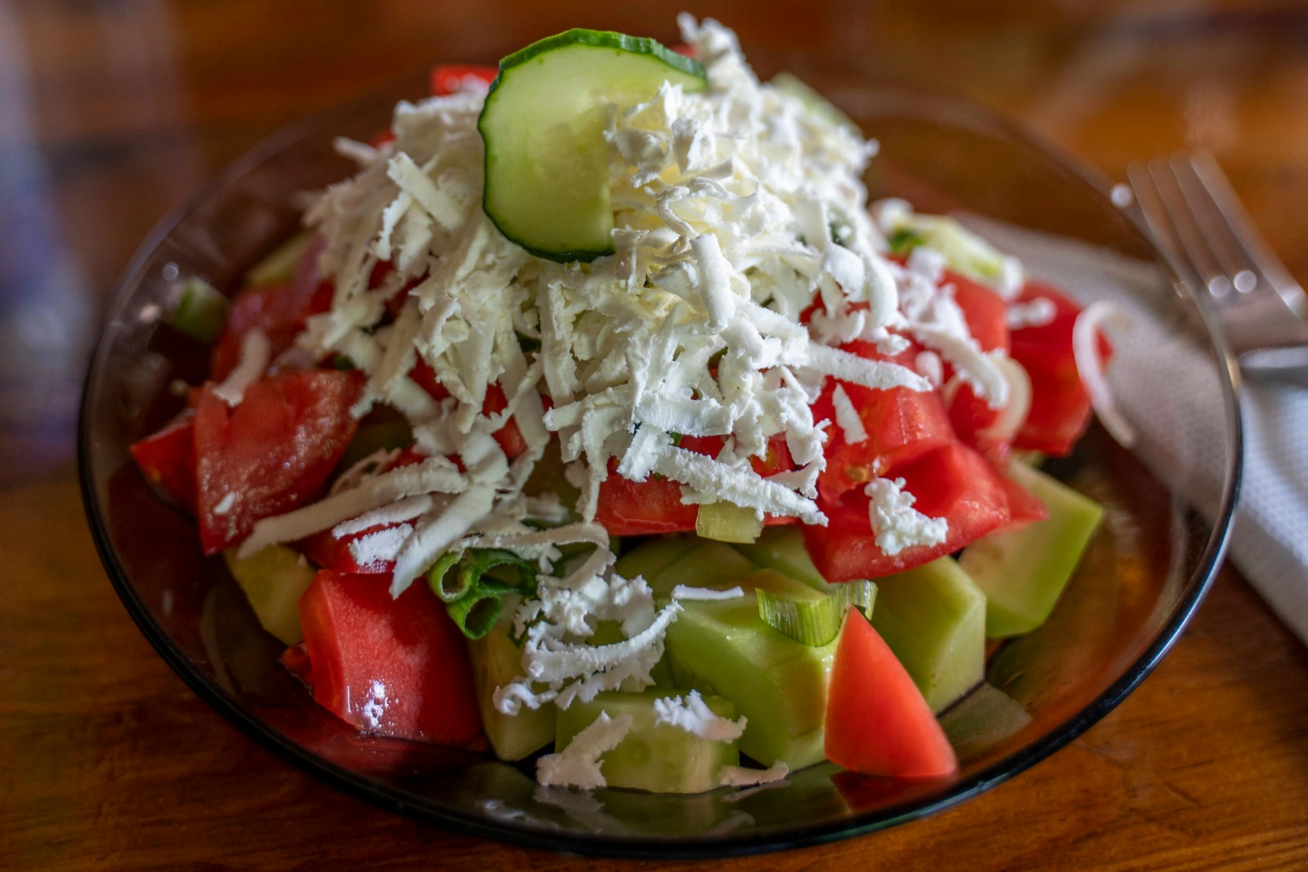 Frisch und blitzschnell zubereitet: der Schopska-Salat aus Bulgarien.