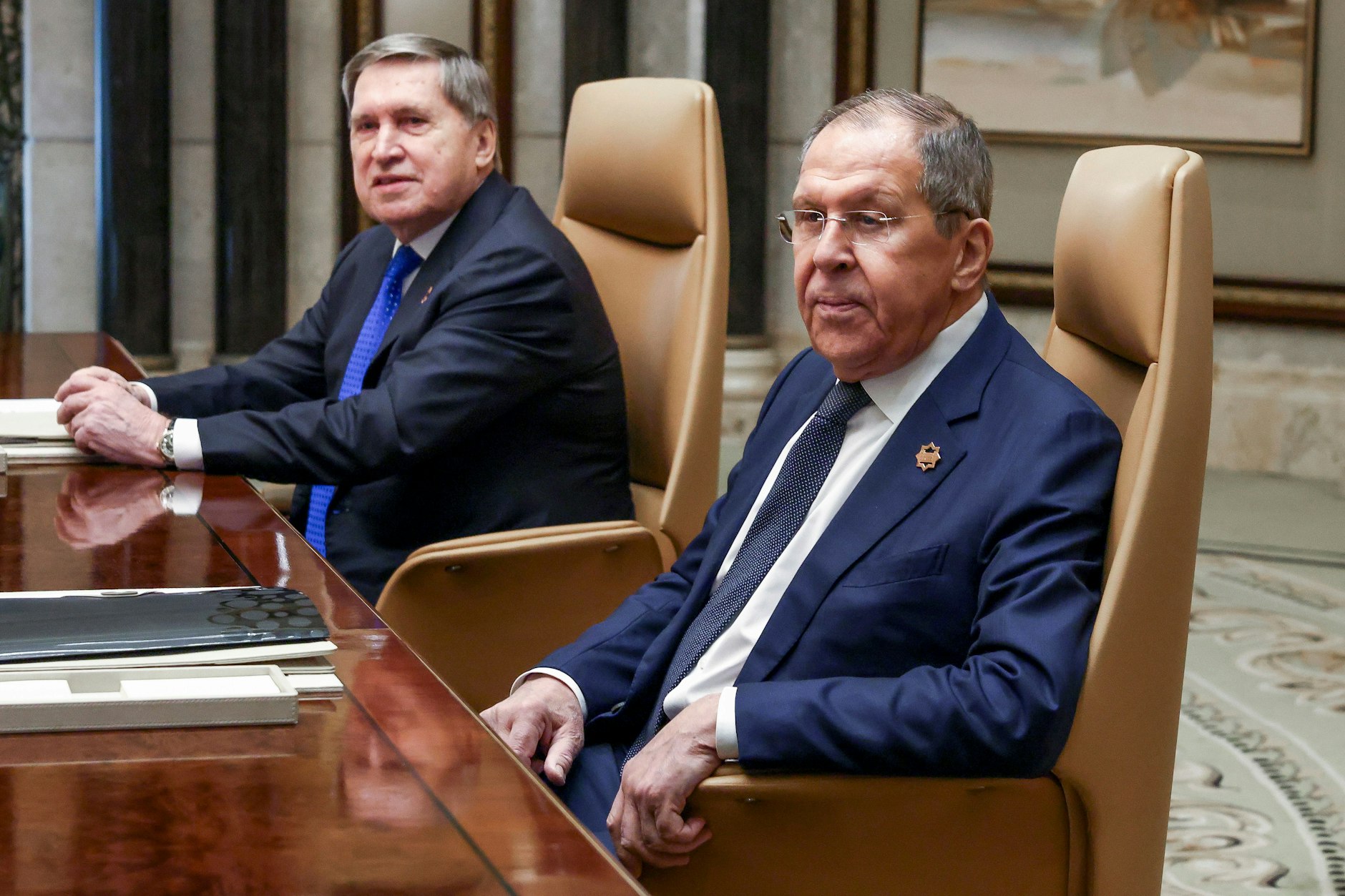 Saudi-Arabien, Riad: Der russische Außenminister Sergej Lawrow (r.) sitzt neben dem außenpolitischen Berater des russischen Präsidenten Putin, Juri Uschakow, während eines Treffens mit dem US-Außenminister Rubio im Diriyah-Palast.