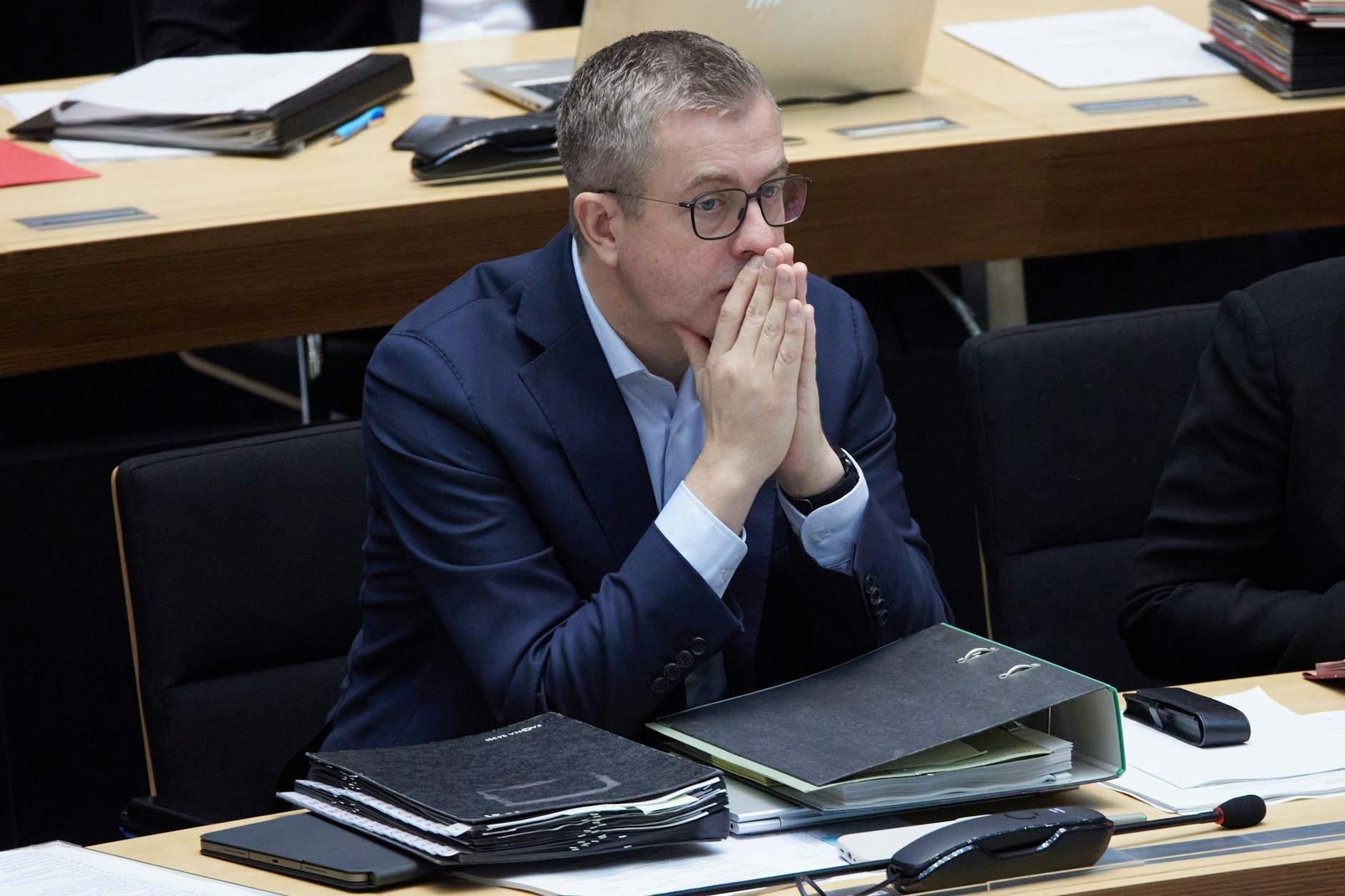 Stefan Evers (CDU), Finanzsenator von Berlin, sitzt während einer Sitzung im Abgeordnetenhaus.