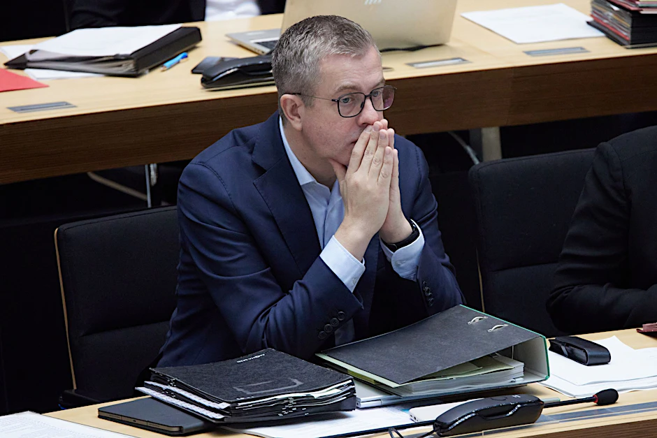 Stefan Evers (CDU), Finanzsenator von Berlin, sitzt während einer Sitzung im Abgeordnetenhaus.