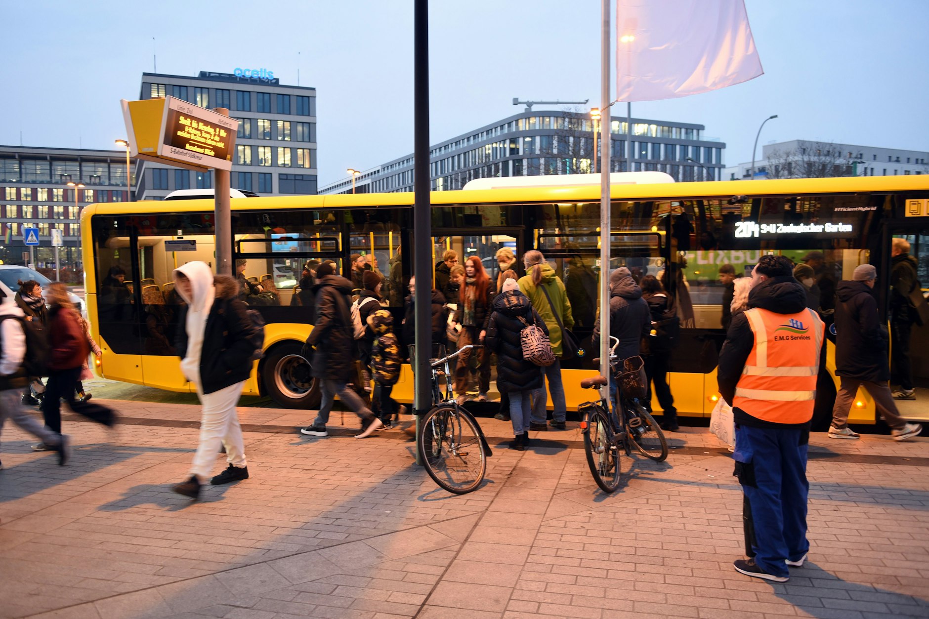 Bahnhof Südkreuz: Die Busse der Linie 204 werden auch an den BVG-Streiktagen am 20. und 21. Februar fahren.