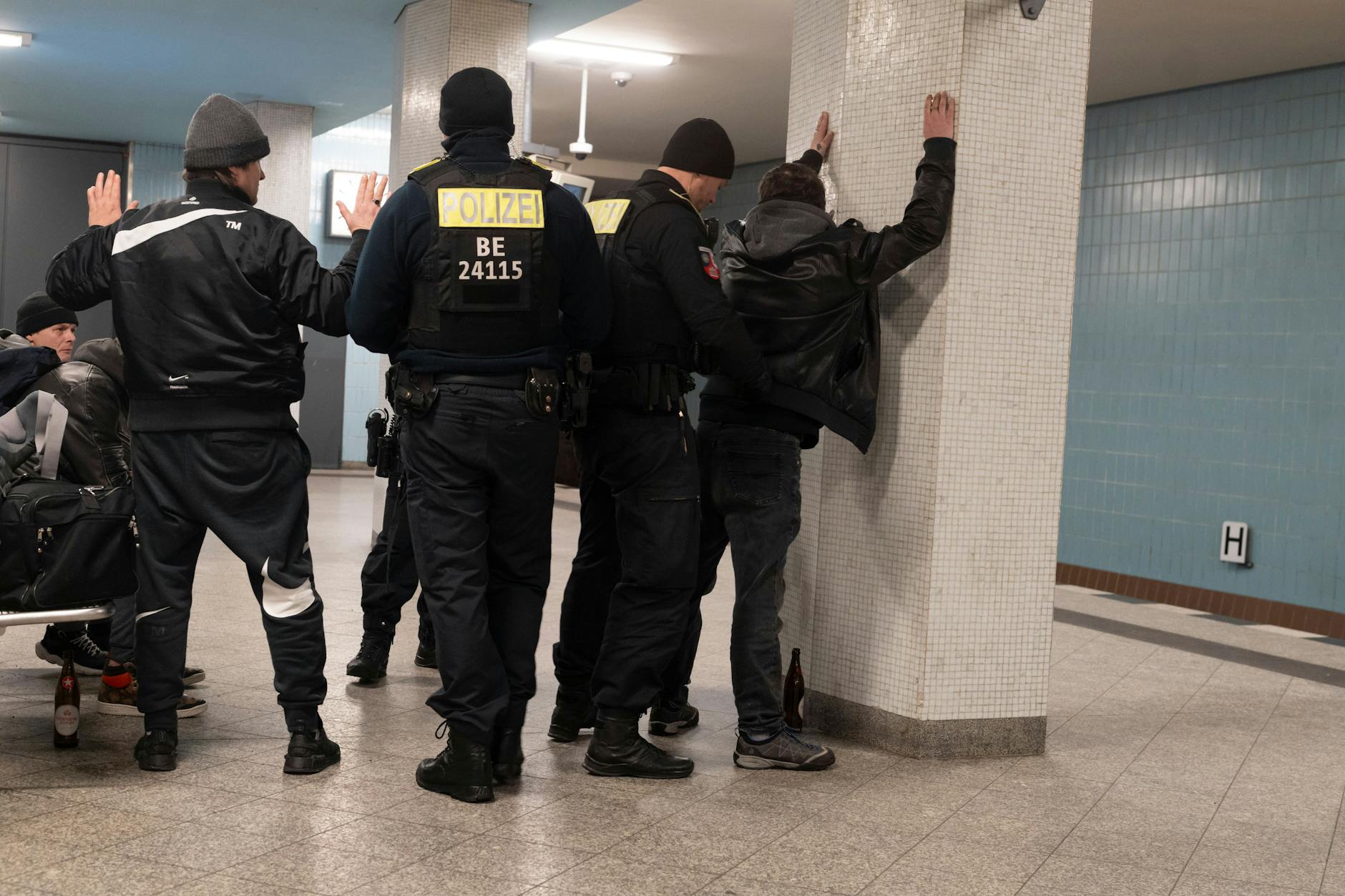 Polizisten versuchen am Leopoldplatz in Berlin-Wedding das Messerverbot durchzusetzen und kontrollieren verdächtige Personen.