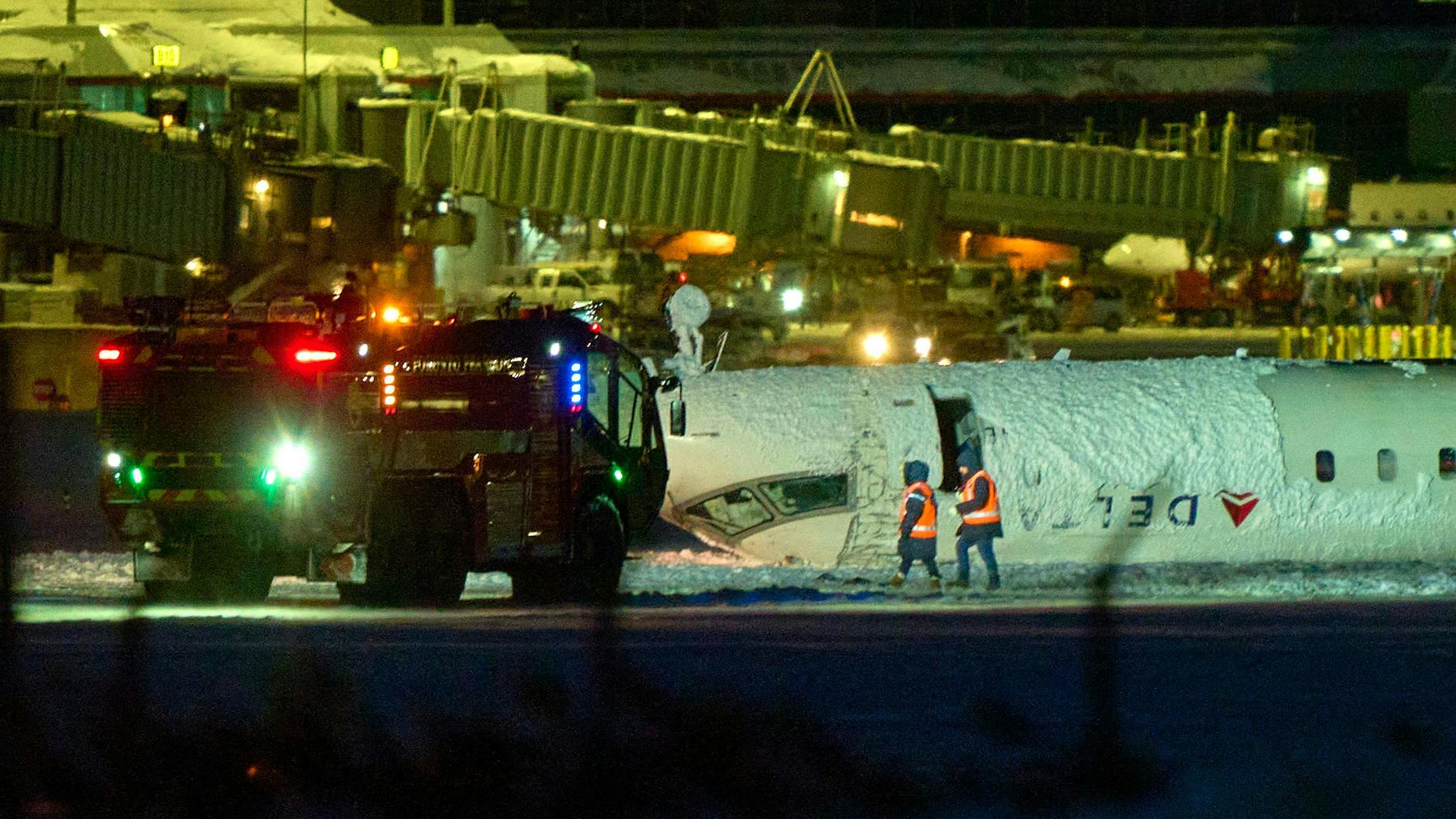 Die ganze Nacht lang wurden das Flugzeug und die Unfallstelle auf dem Flughafen in Toronto untersucht.