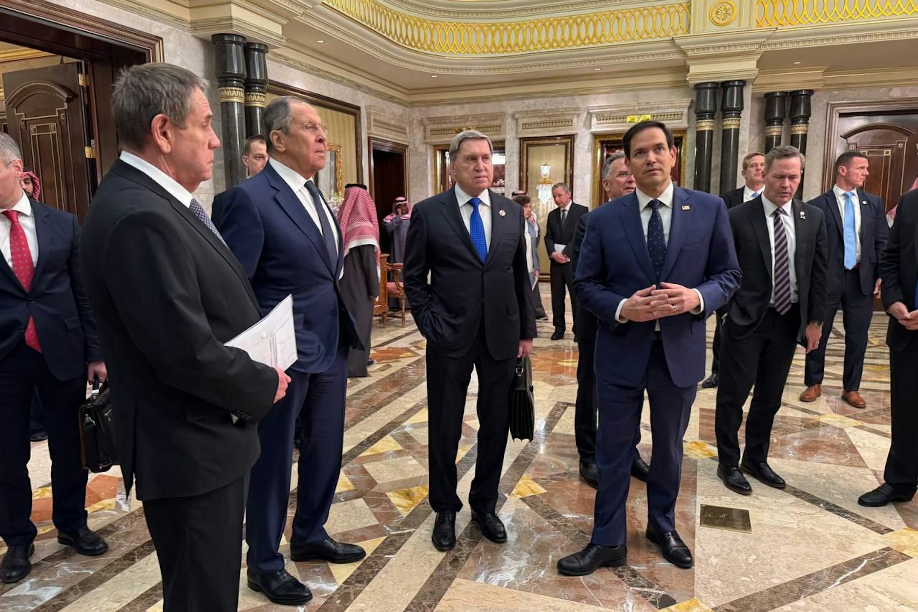 US-Außenminister Marco Rubio und sein russischer Amtskollege Sergej Lawrow während einer Verhandlungspause in Riad.