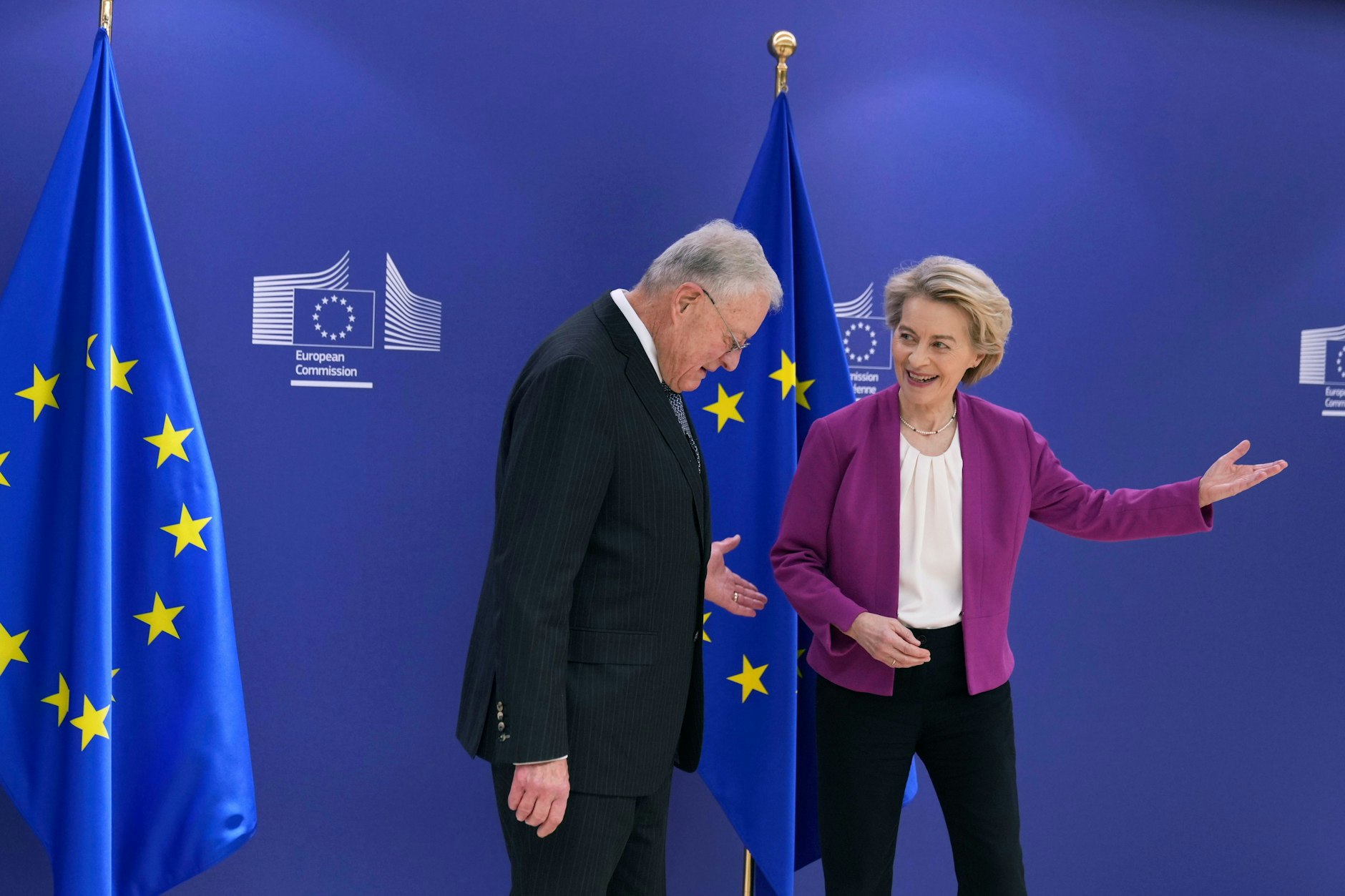 Die Präsidentin der EU-Kommission, Ursula von der Leyen, begrüßt den US-Sondergesandten für die Ukraine und Russland, Keith Kellogg.