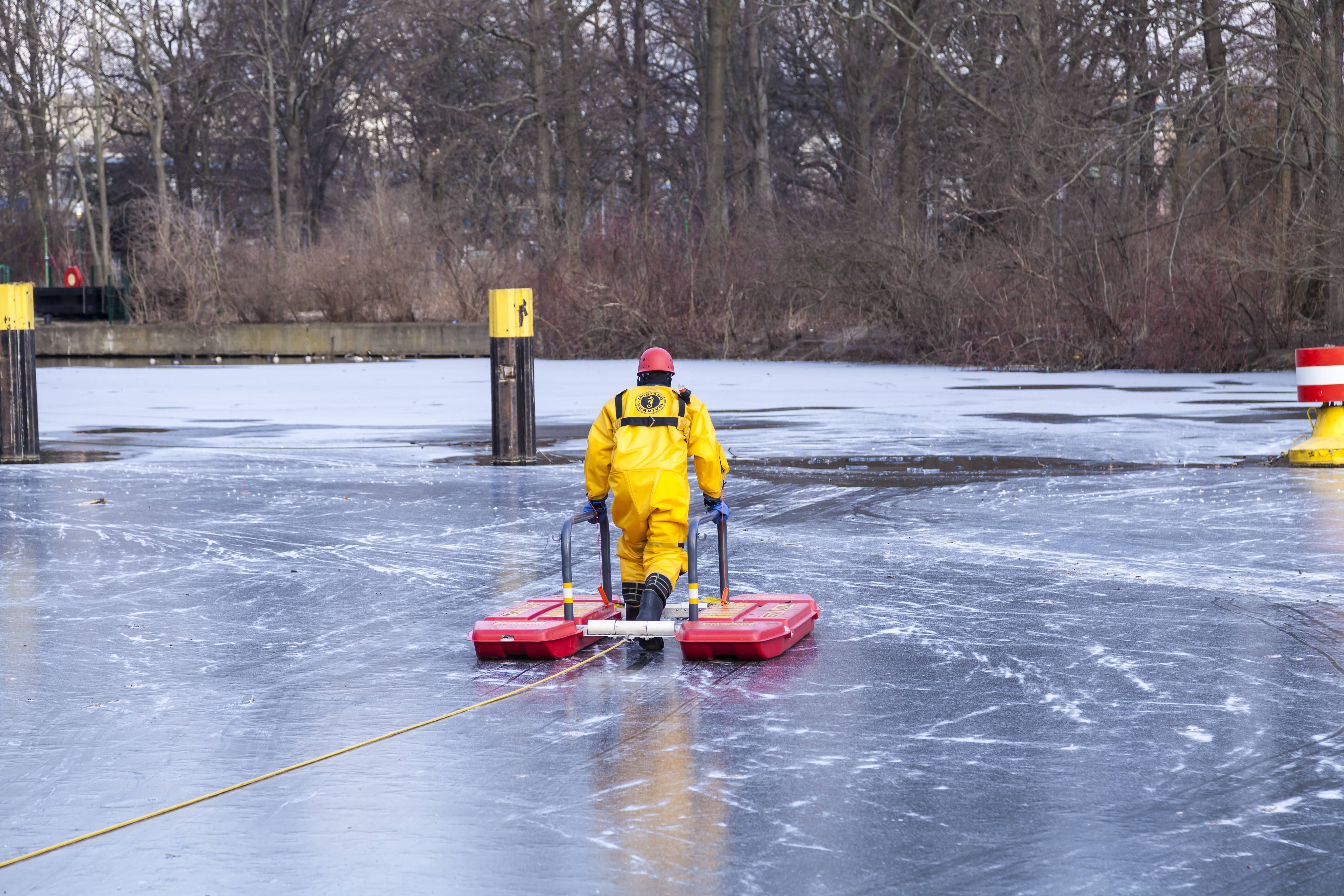 Zwei Menschen ins Eis eingebrochen – Feuerwehr warnt vor Lebensgefahr!