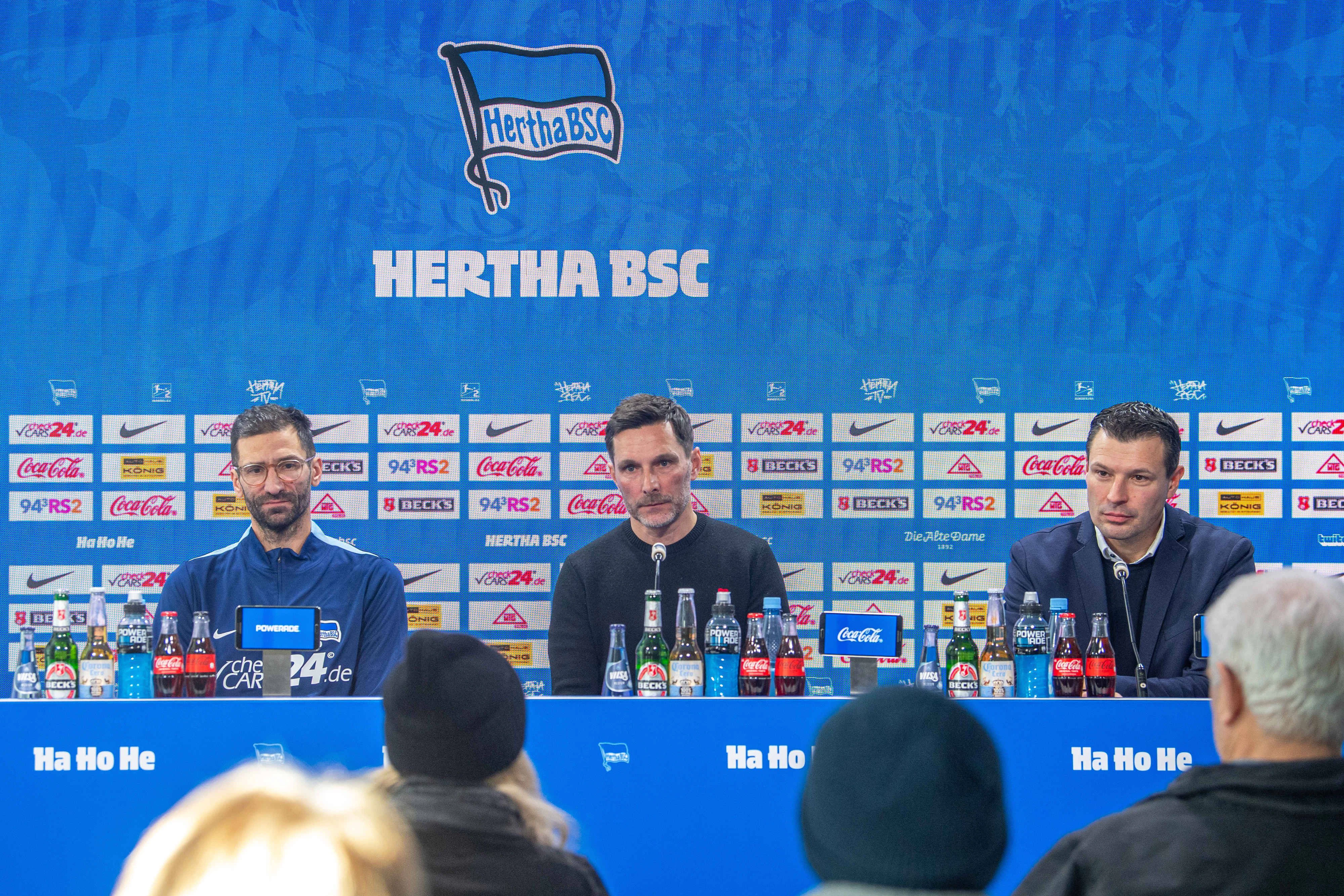 Co-Trainer Andre Mijatovic (45) und Chefcoach Stefan Leitl (47) wurden von Sportdirektor Benjamin Weber (44) mit warmen Worten empfangen.