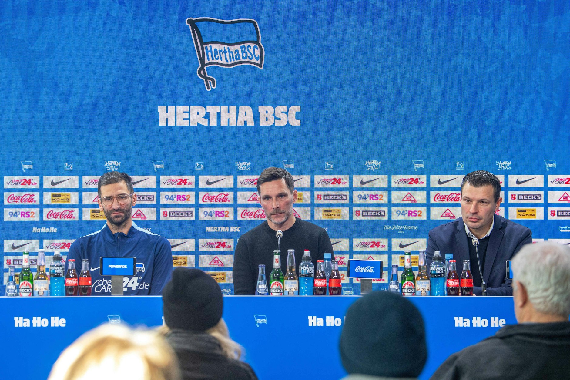 Herthas Sportdirektor Benjamin Weber (44, r.) wehrt sich bei der Vorstellung von Stefan Leitl (47, M.) und Co-Trainer Andre Mijatovic (45) gegen Kritik.