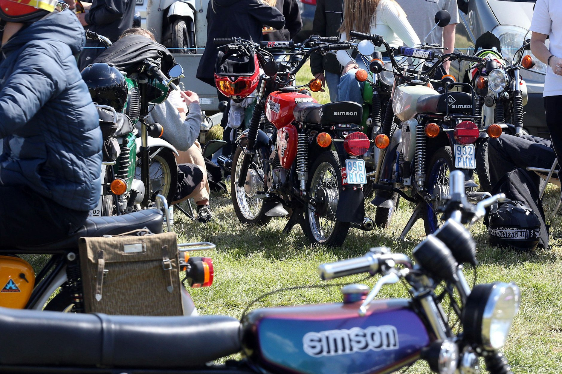 Die Dorfjugend begegnet sich auf einem Simson-Nostalgietreffen: Doch häufig geht es einsam zu in Brandenburg. Die AfD spricht die Sehnsüchte der Kids gezielt an, Grüne gibt es in deren Welt nur als Tiktok-Schreckgespenst.