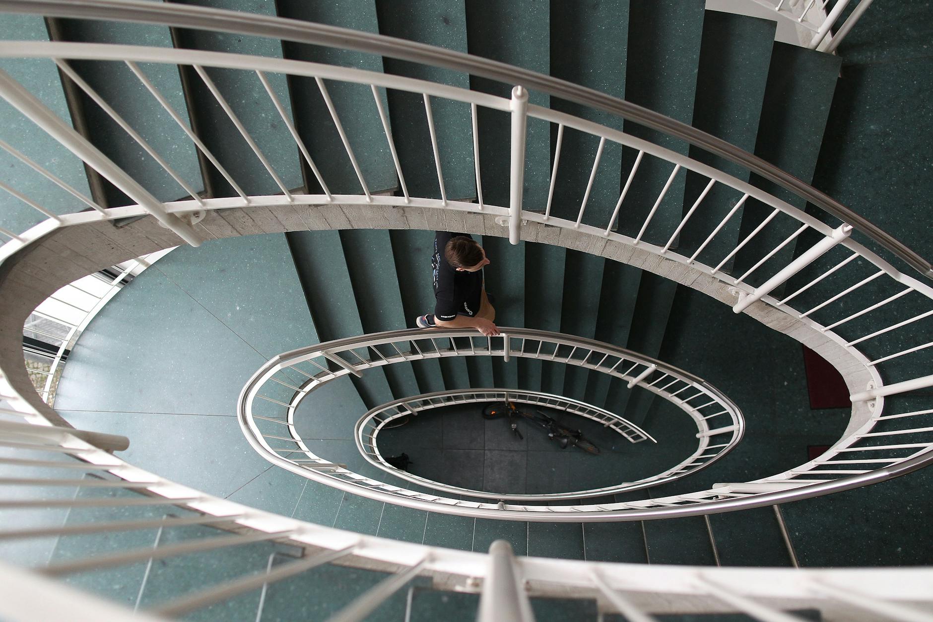 Berlin; 24.05.2022: Feature Mieten , Mieterhšhung ; Mietendeckel , Wohnen , Wohnhaus , Mieter , Treppenhaus ; Brief Mieterhšhung , Miete