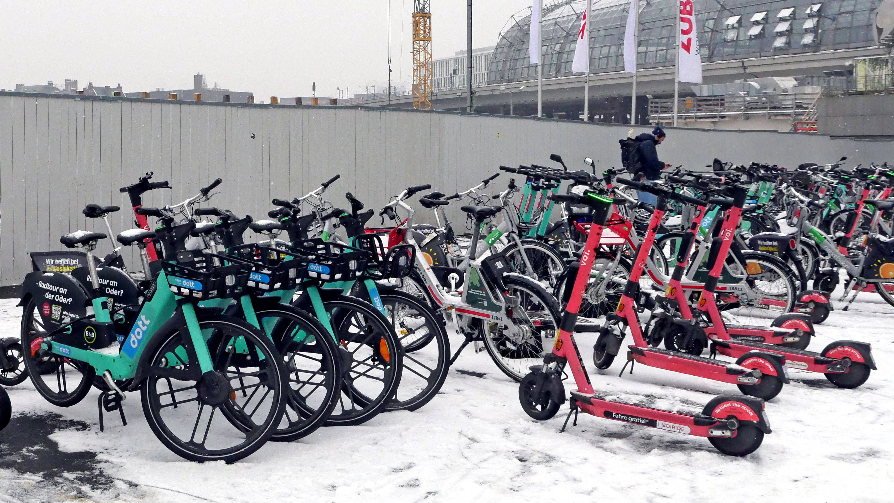 E-Bikes und E-Scooter stehen am Berliner Hauptbahnhof: An BVG-Streiktagen sind sie vernmehrt im Einsatz.