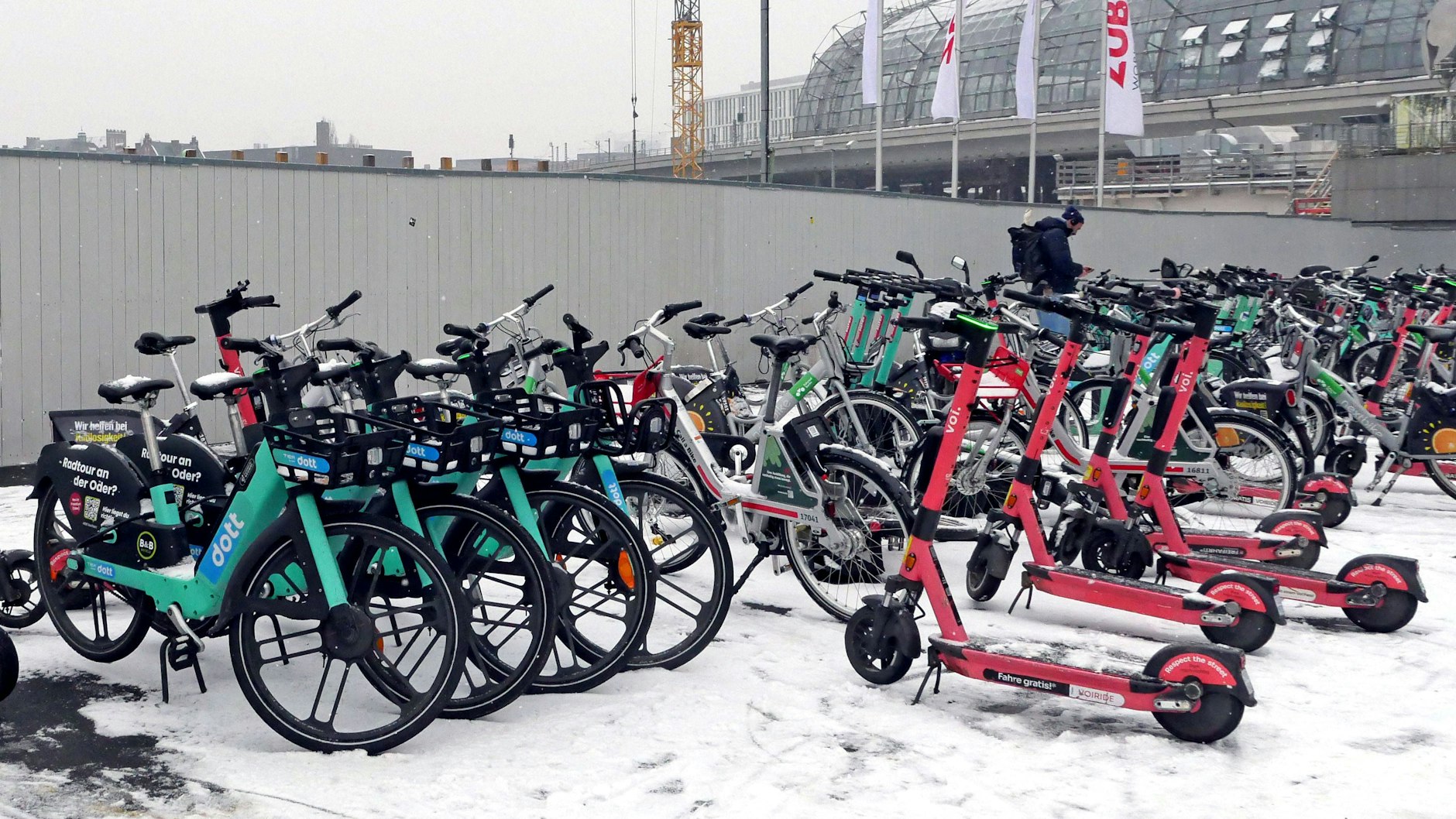E-Bikes und E-Scooter stehen am Berliner Hauptbahnhof: An BVG-Streiktagen sind sie vernmehrt im Einsatz.