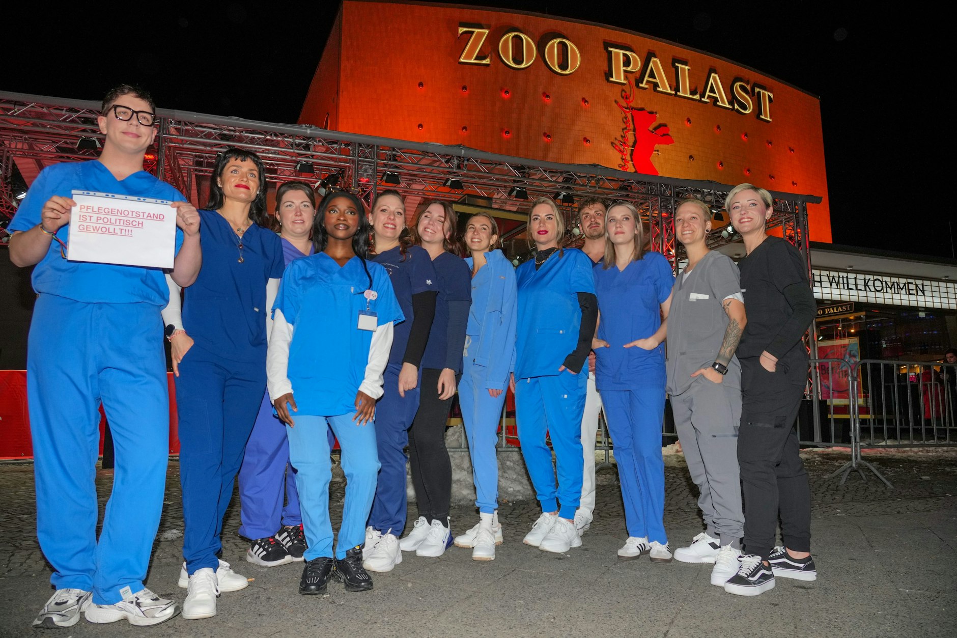 Pflegekräfte demonstrieren am Rande der Premiere des Berlinale-Films „Heldin“ vor dem Zoo-Palast.