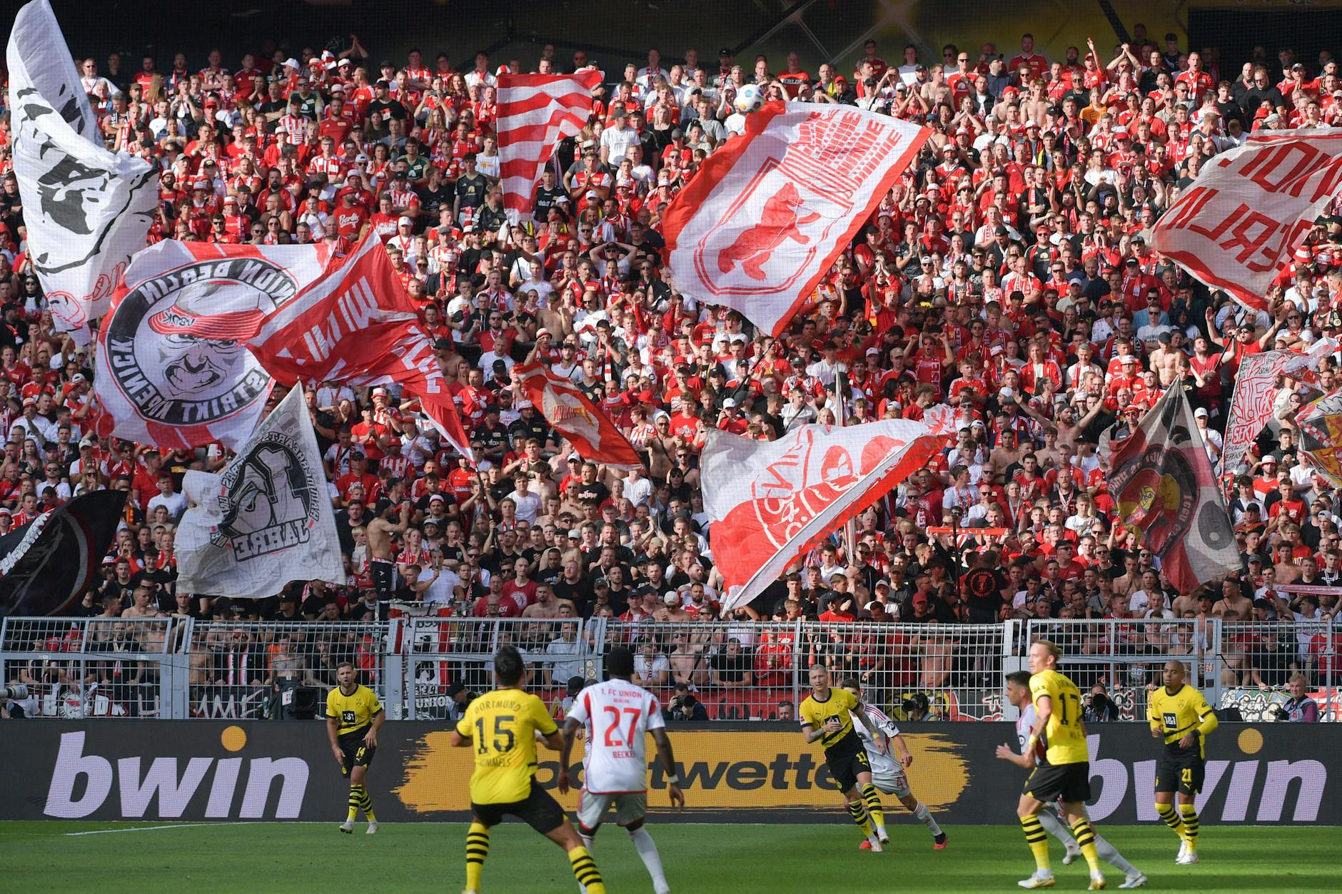 Tausende Fans des 1. FC Union werden trotz der späten Anstoßzeit am Sonnabend nach Dortmund pilgern und ihre Mannschaft anfeuern.