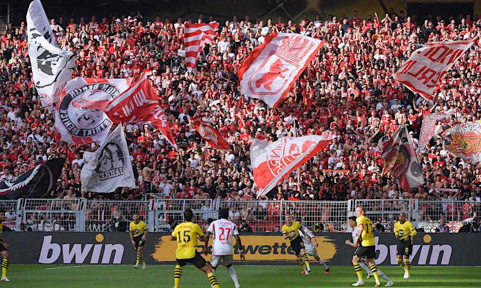 Tausende Fans des 1. FC Union werden trotz der späten Anstoßzeit am Sonnabend nach Dortmund pilgern und ihre Mannschaft anfeuern.