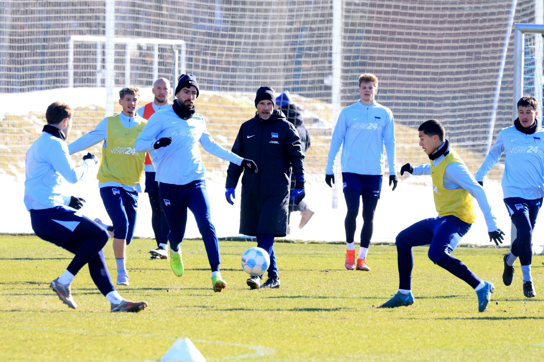 Plötzlich mittendrin: Stefan Leitl (47, M.) ging bei seiner ersten Trainingseinheit als Cheftrainer von Hertha BSC lautstark voran.