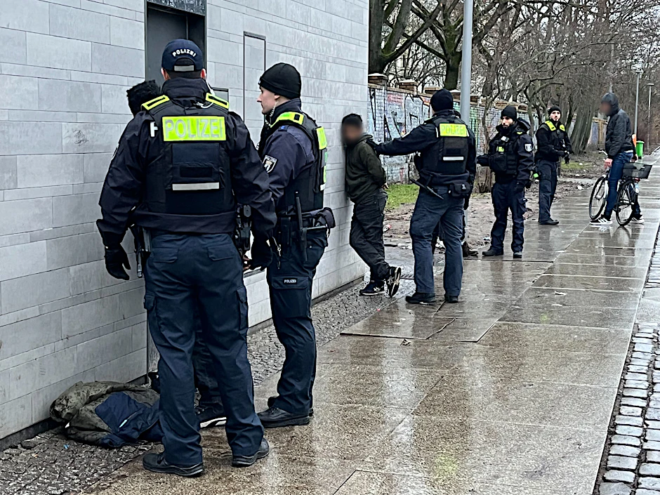 Polizisten sind vor dem Görlitzer Park bei Kontrollen im Einsatz.