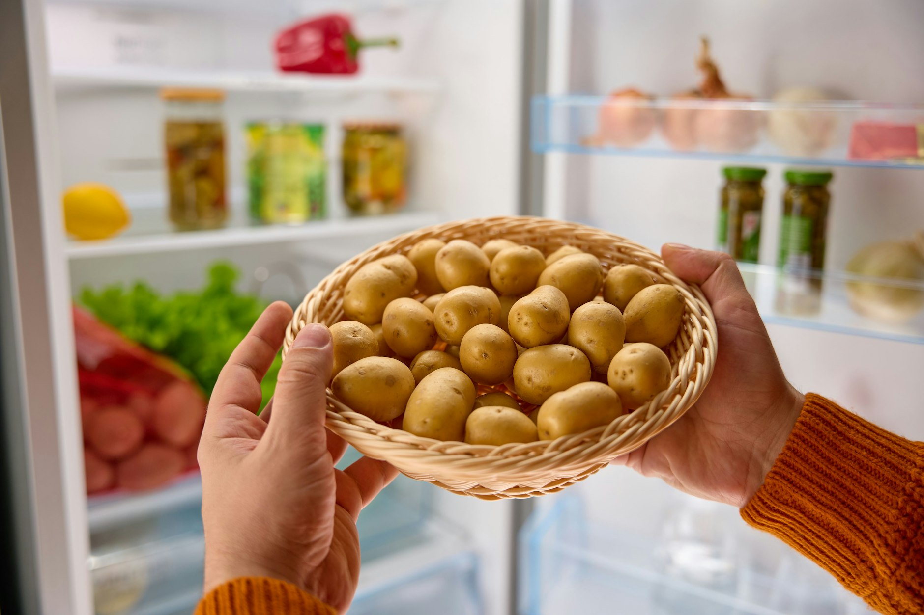 Halt, bitte nicht! Kartoffeln gehören nicht in den Kühlschrank, auch nicht ins Gemüsefach.