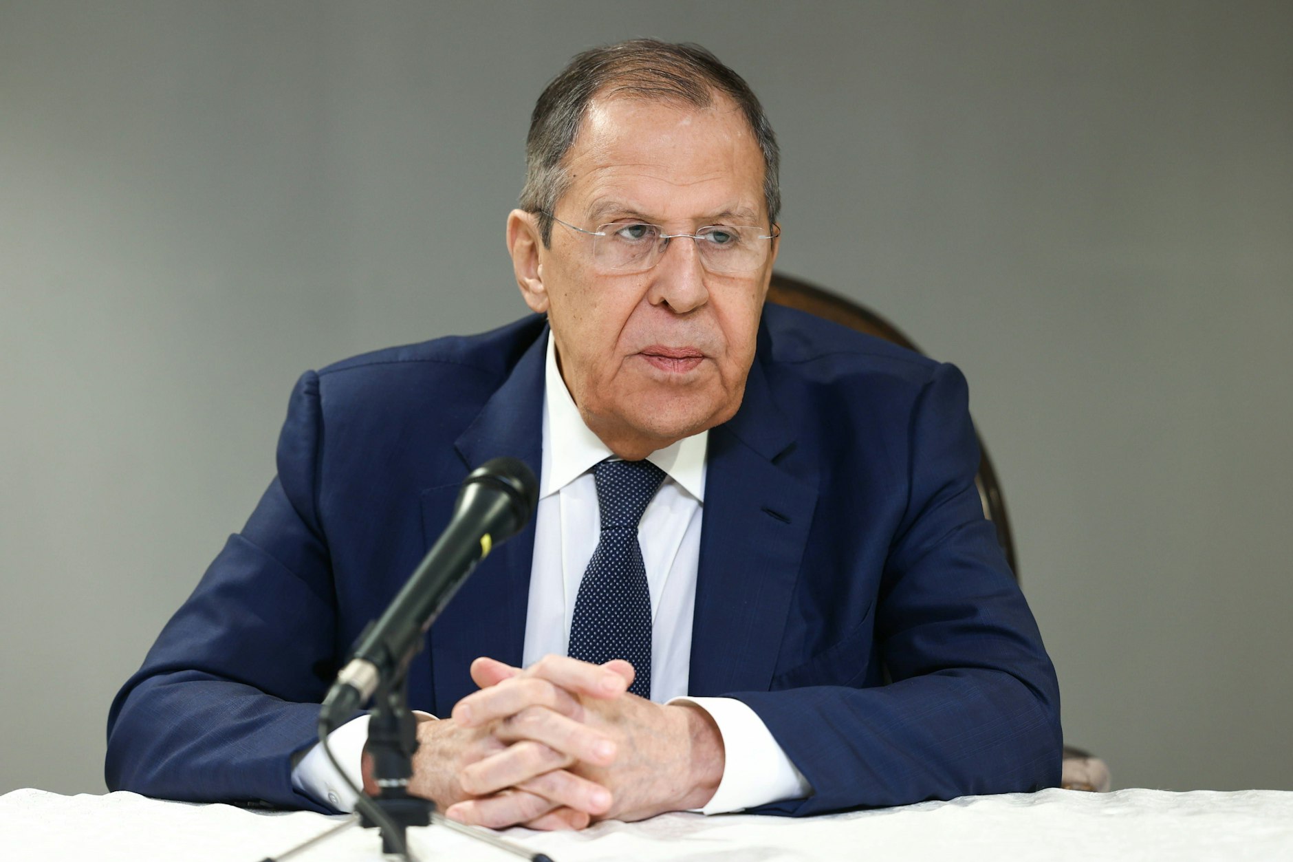 Russlands Außenminister Sergej Lawrow gibt nach bilateralen Gesprächen mit den USA im Diriyah-Palast eine Pressekonferenz.