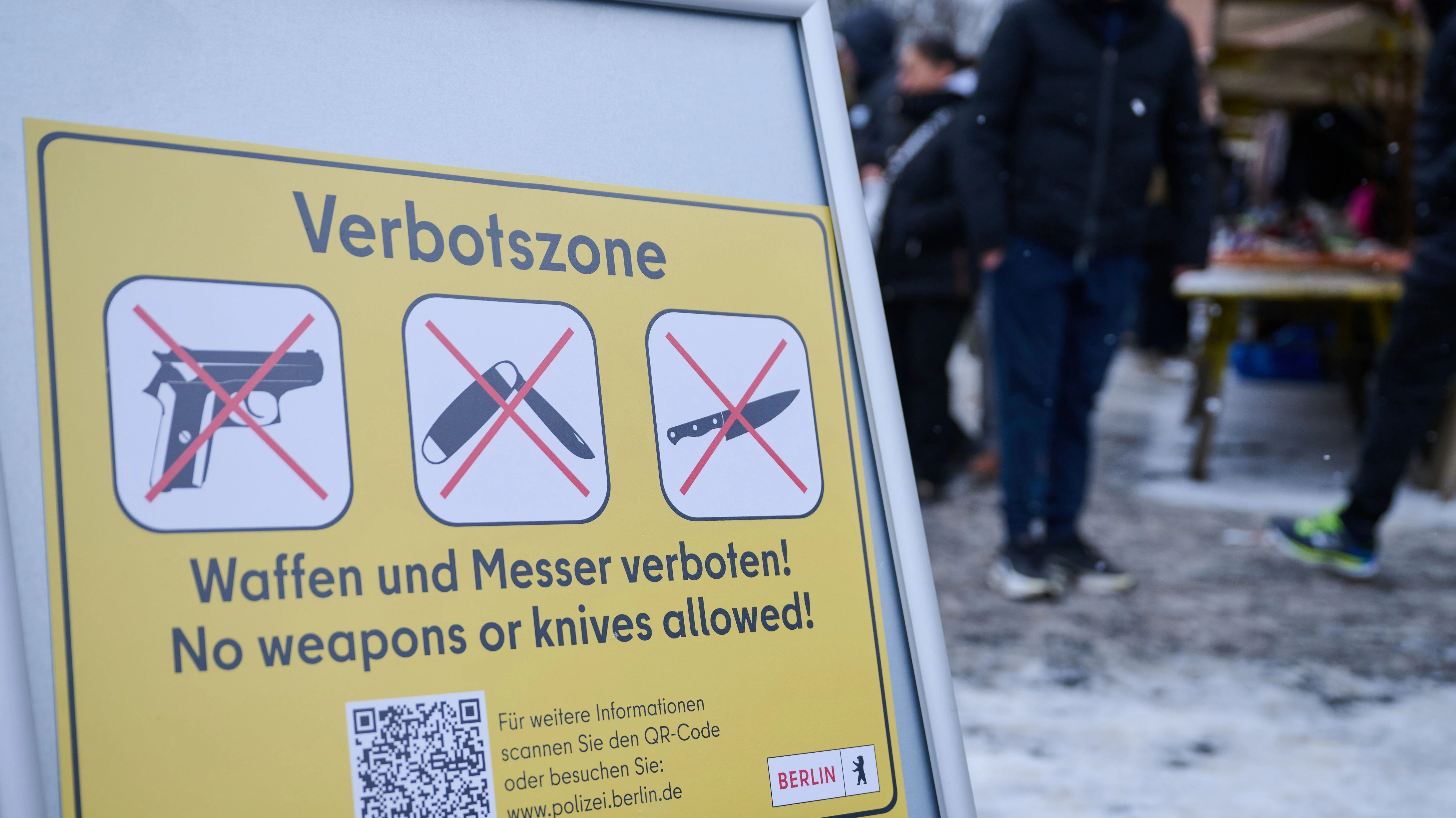 Ein Schild mit der Aufschrift „Verbotszone“ steht auf dem Leopoldplatz, während die Polizei Flyer in unterschiedlichen Sprachen verteilt und Menschen über das neue Gesetz aufklärt.