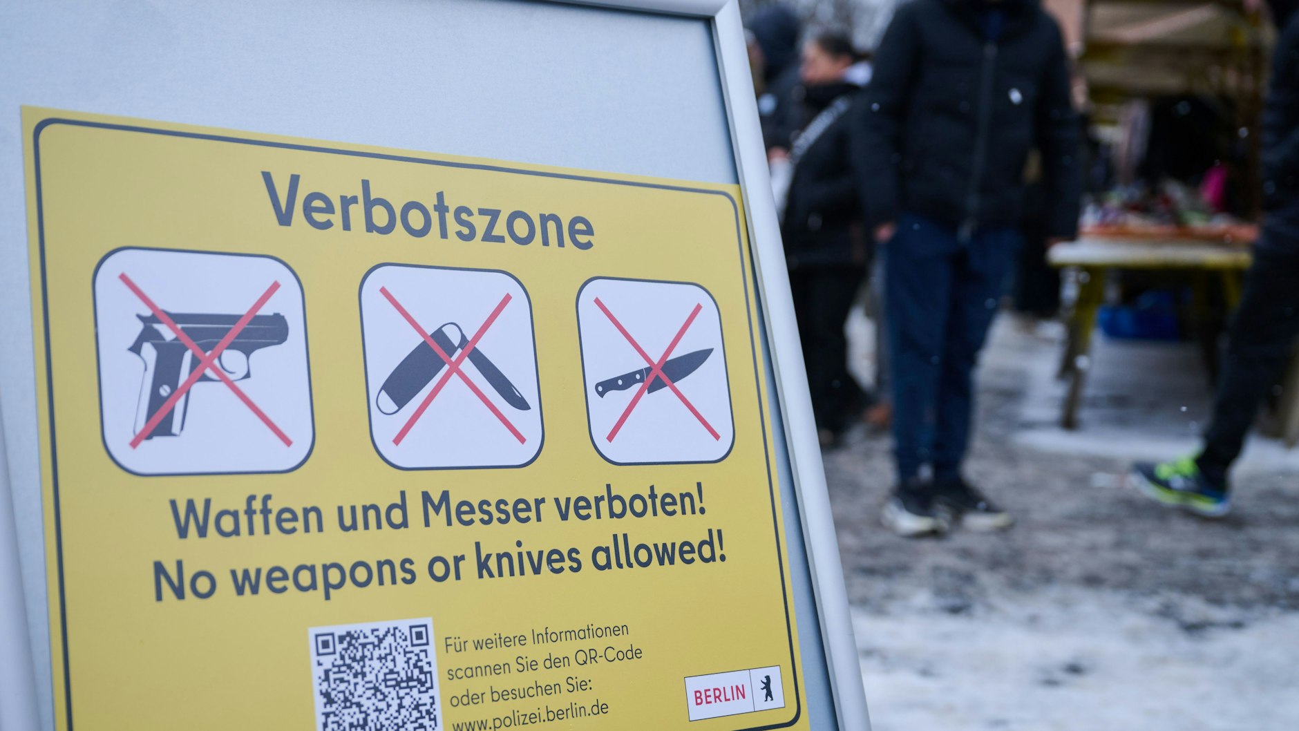 Ein Schild mit der Aufschrift „Verbotszone“ steht auf dem Leopoldplatz, während die Polizei Flyer in unterschiedlichen Sprachen verteilt und Menschen über das neue Gesetz aufklärt.