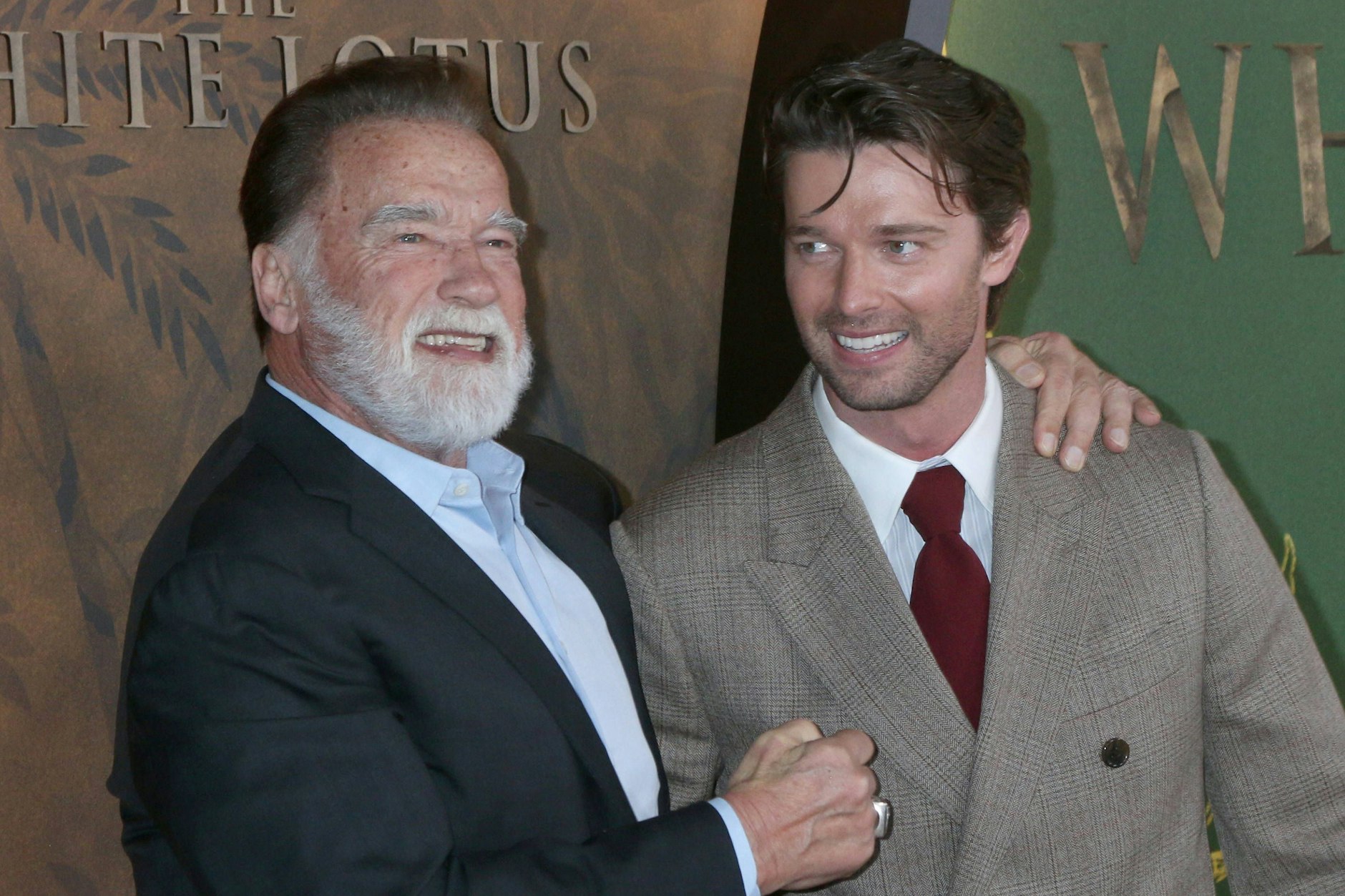 Patrick Schwarzenegger mit seinem Vater Arnold Schwarzenegger bei der „White Lotus“-Premiere am 10. Februar 2025 in&nbsp;Los Angeles.