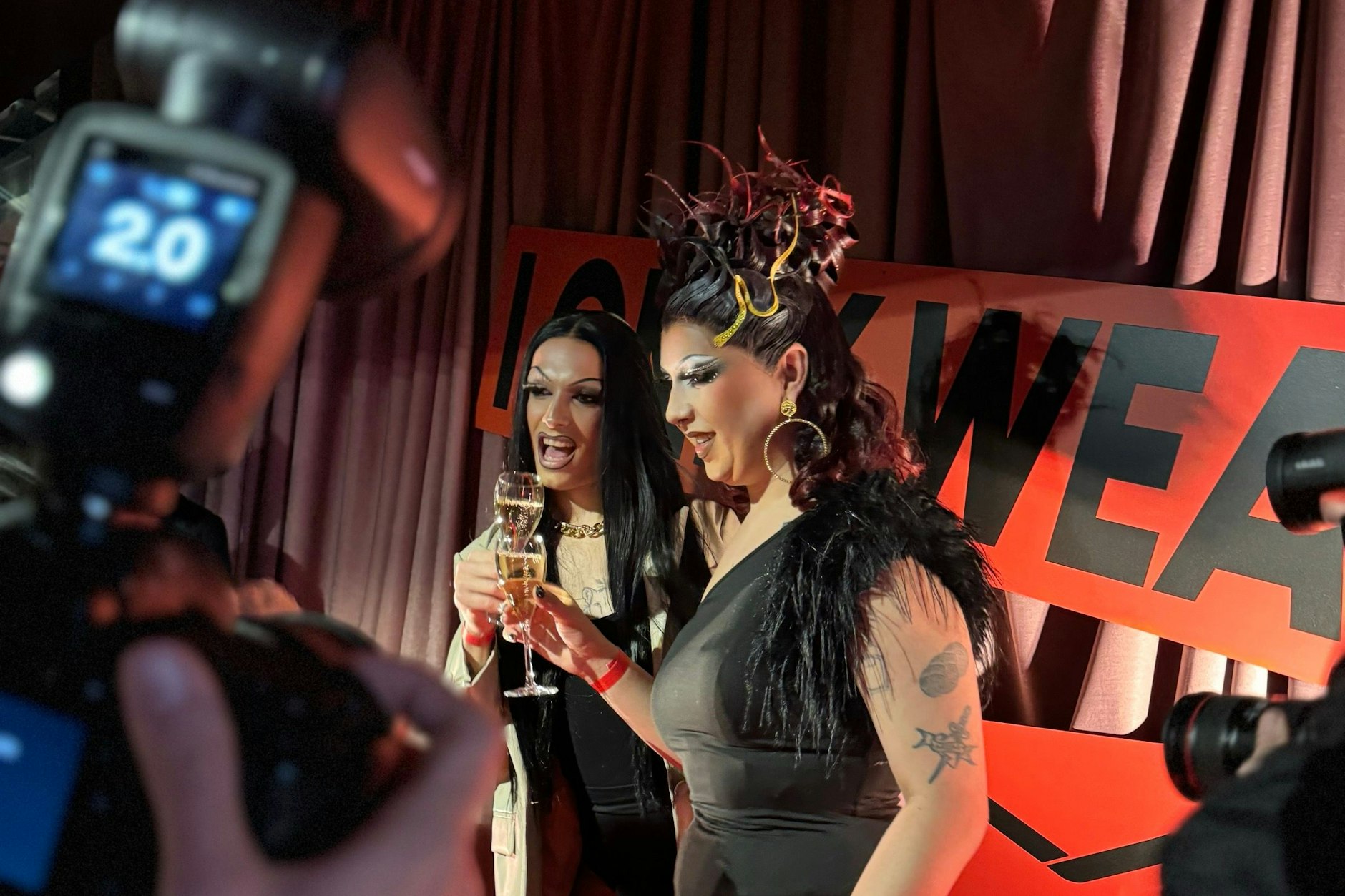 Im Blitzlichtgewitter: Diese beiden Gäste geben alles beim Event von Mac.