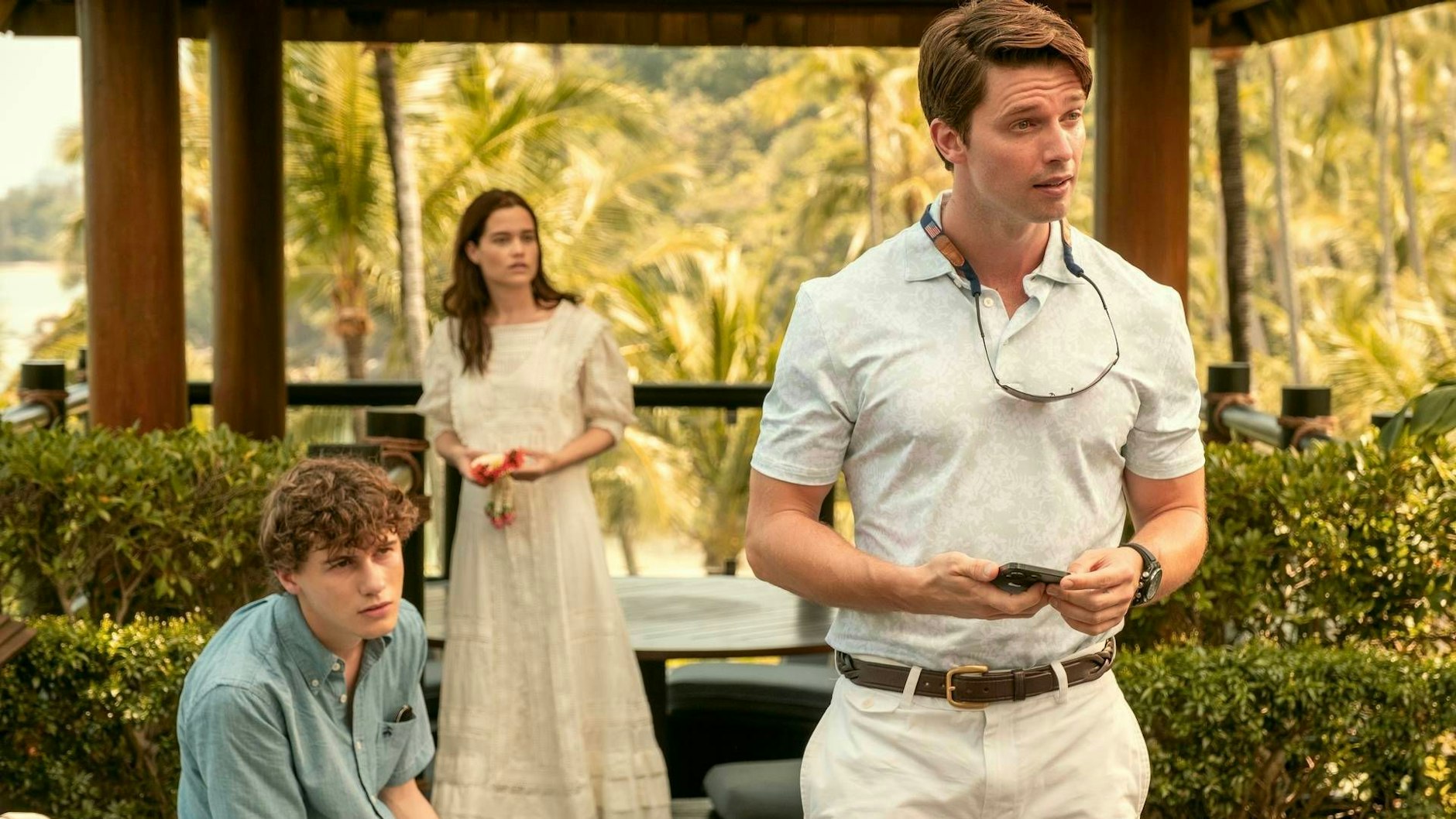 Szene aus „The White Lotus“. Saxon (Patrick Schwarzenegger, rechts), Piper (Sarah Catherine Hook) und Lochlan Ratliff (Sam Nivola) machen Urlaub mit ihren Eltern im thailändischen Luxushotel. Dabei kommen dunkle Geheimnisse ans Licht.