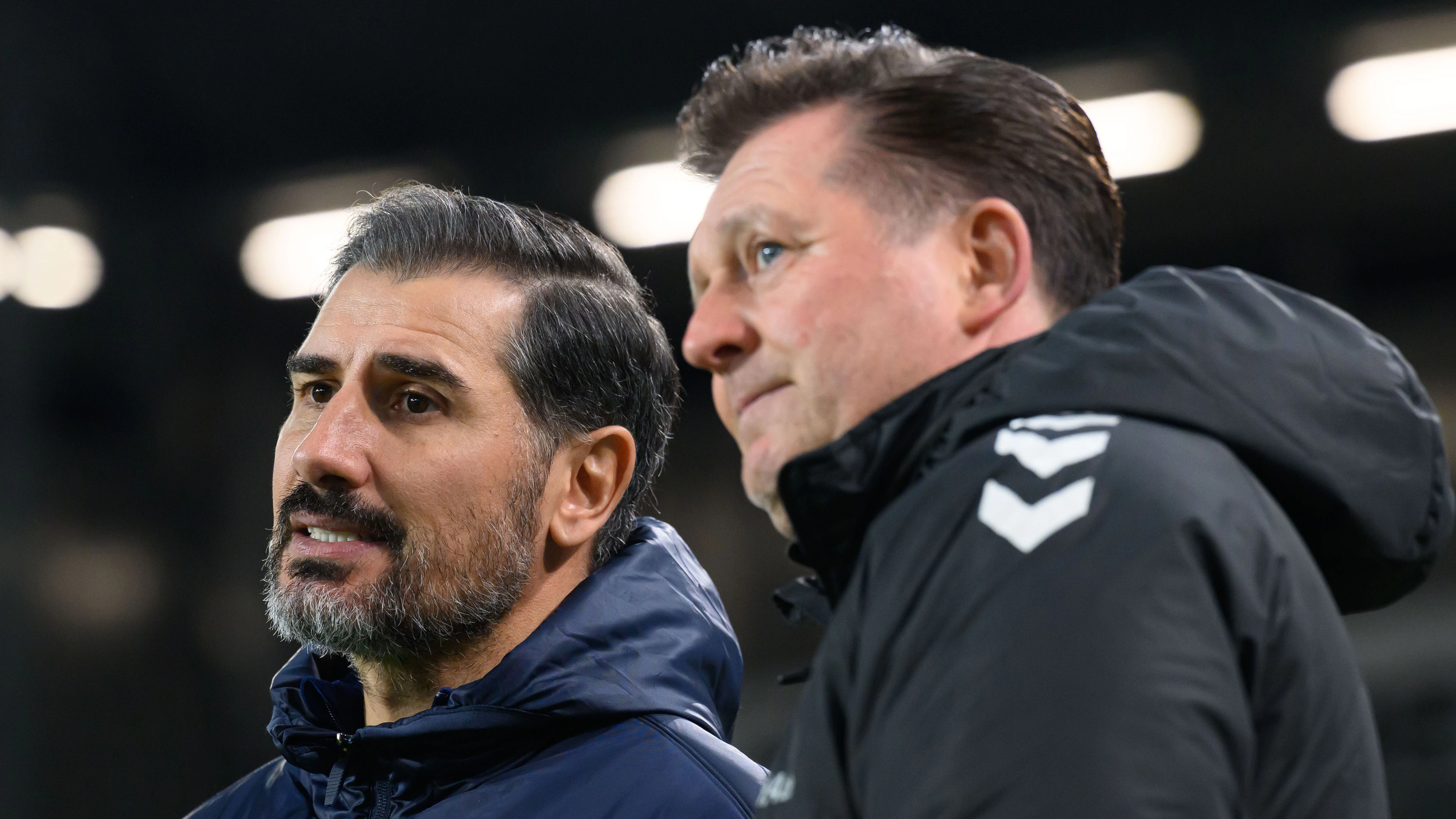 Cristian Fiél (l.) hielt keine Saison als Hertha-Trainer durch, Magdeburgs Trainer Christian Titz ist seit 2021 im Amt.