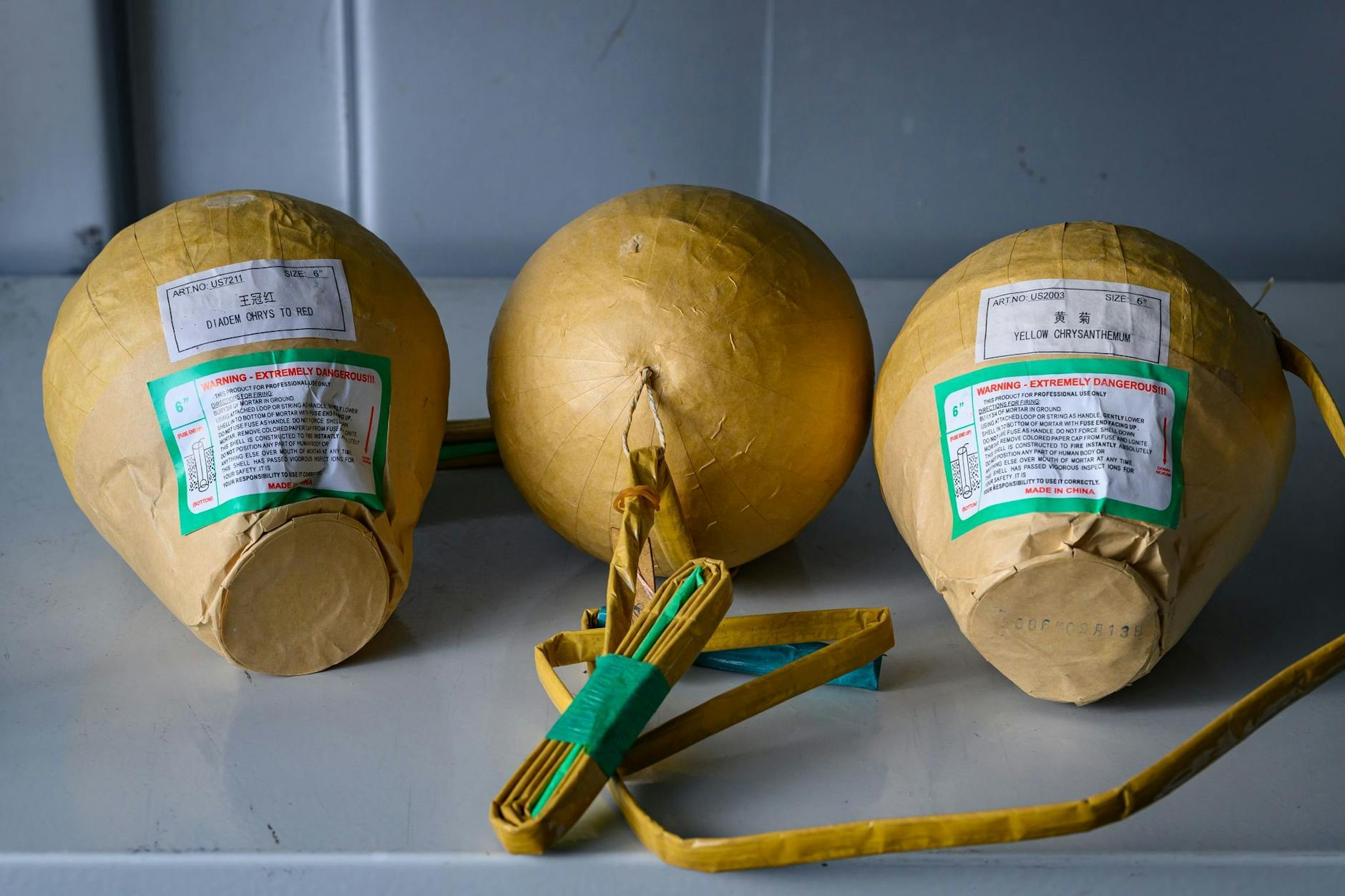 Von der Polizei beschlagnahmte Kugelbomben.