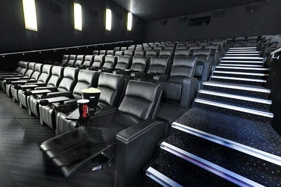 Blick in ein Cinemaxx-Kino mit per Knopfdruck verstellbaren Luxus-Ledersitzen.