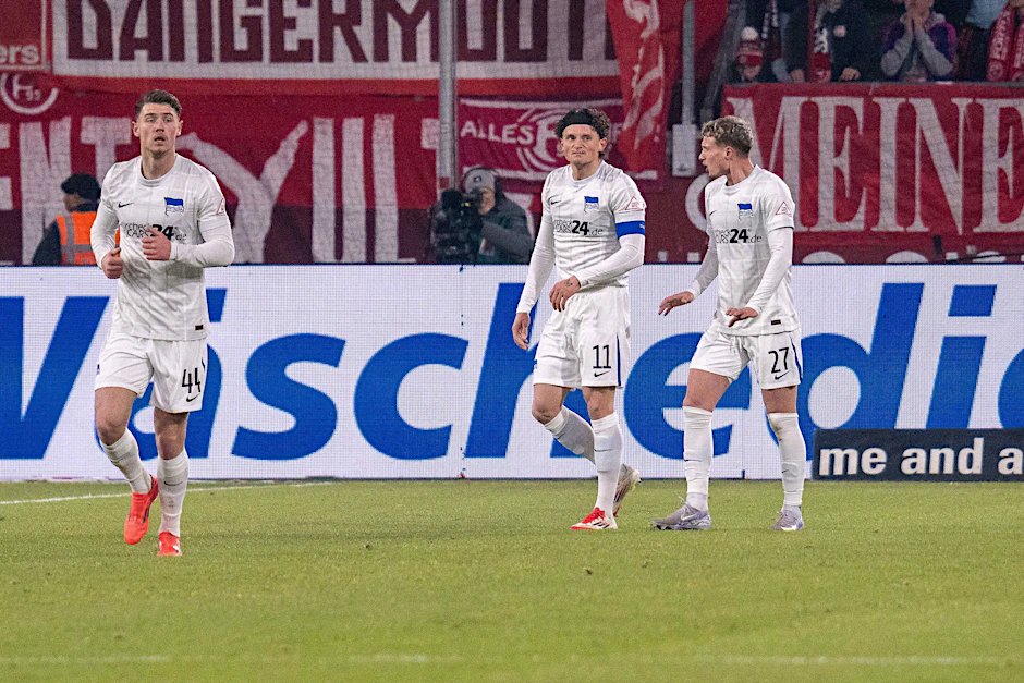 Linus Gechter, Fabian Reese, und Michael Cuisance (v.l.) sehen nicht gerade glücklich aus. Kein Wunder bei der aktuellen Entwicklung bei Hertha BSC.