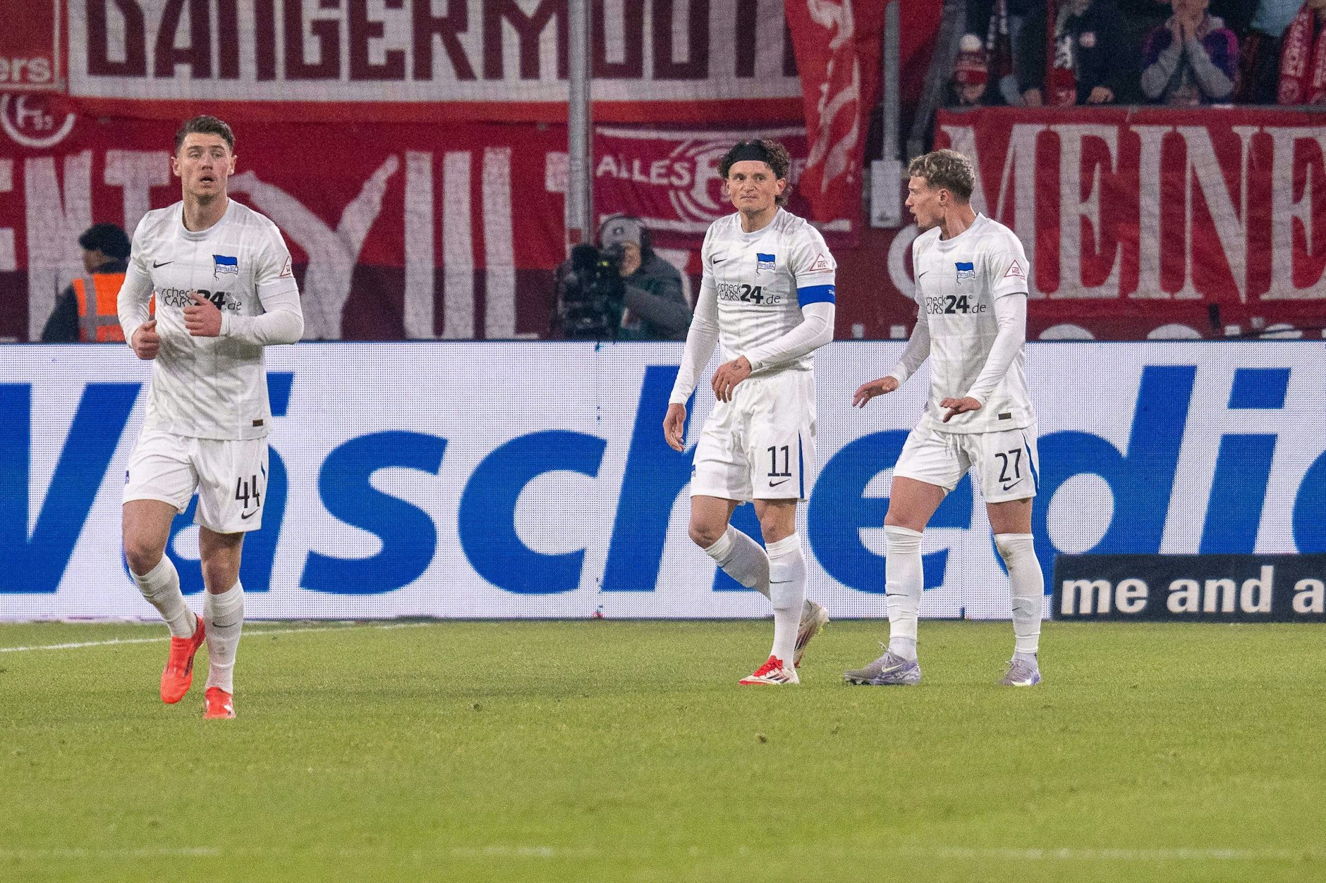 Linus Gechter, Fabian Reese, und Michael Cuisance (v.l.) sehen nicht gerade glücklich aus. Kein Wunder bei der aktuellen Entwicklung bei Hertha BSC.