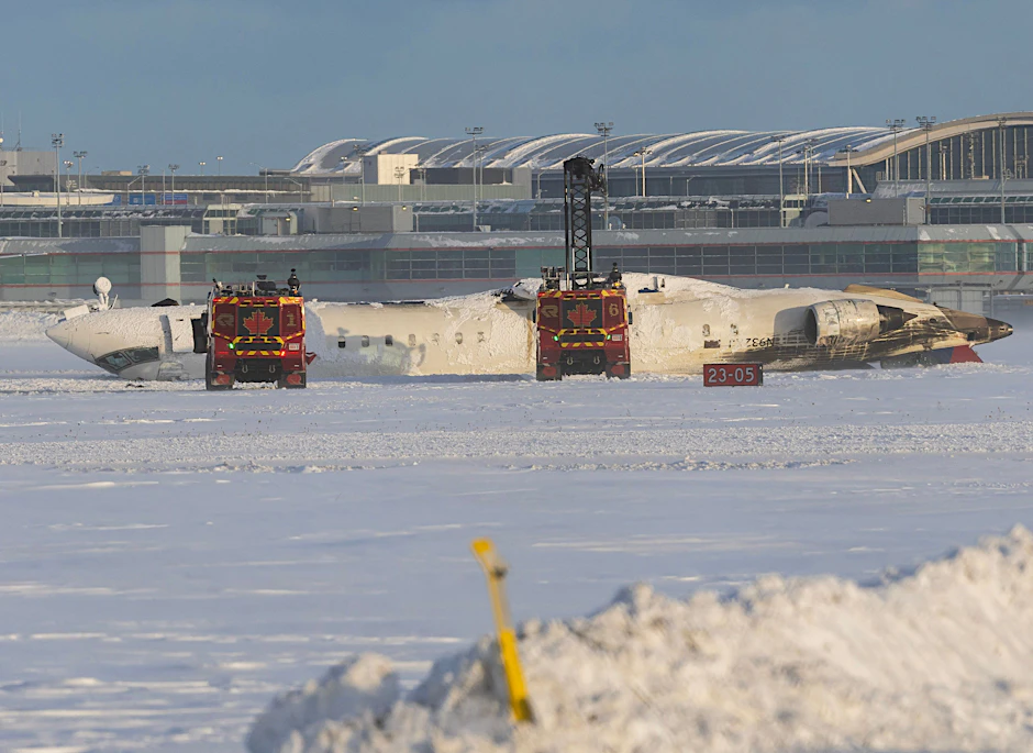 Kopfüber liegt die Maschine auf dem Flughafen in Toronto. Die Feuerwehr ist vor Ort.