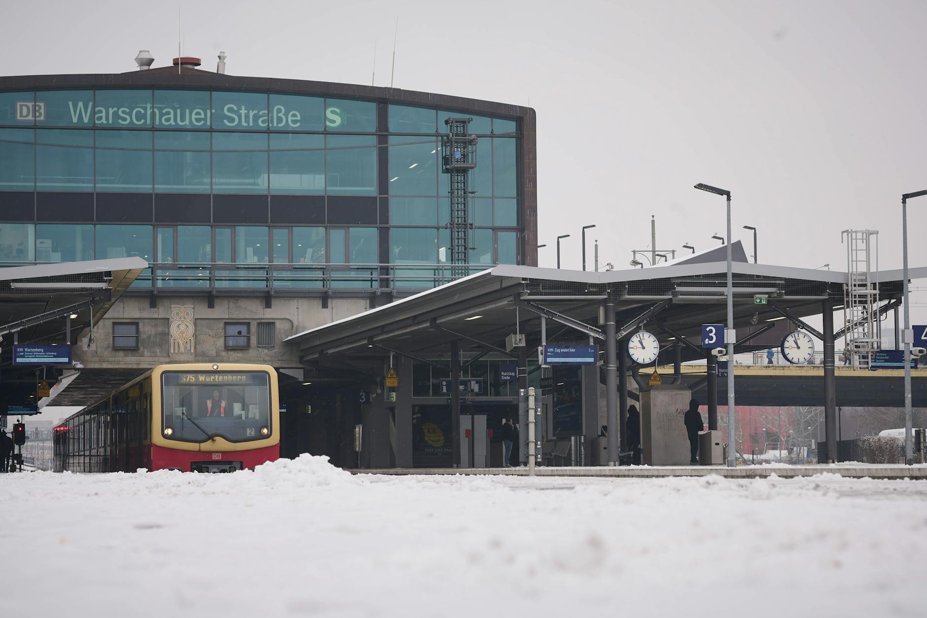 Eine S-Bahn kurz vor der Abfahrt im Bahnhof Warschauer Straße.
