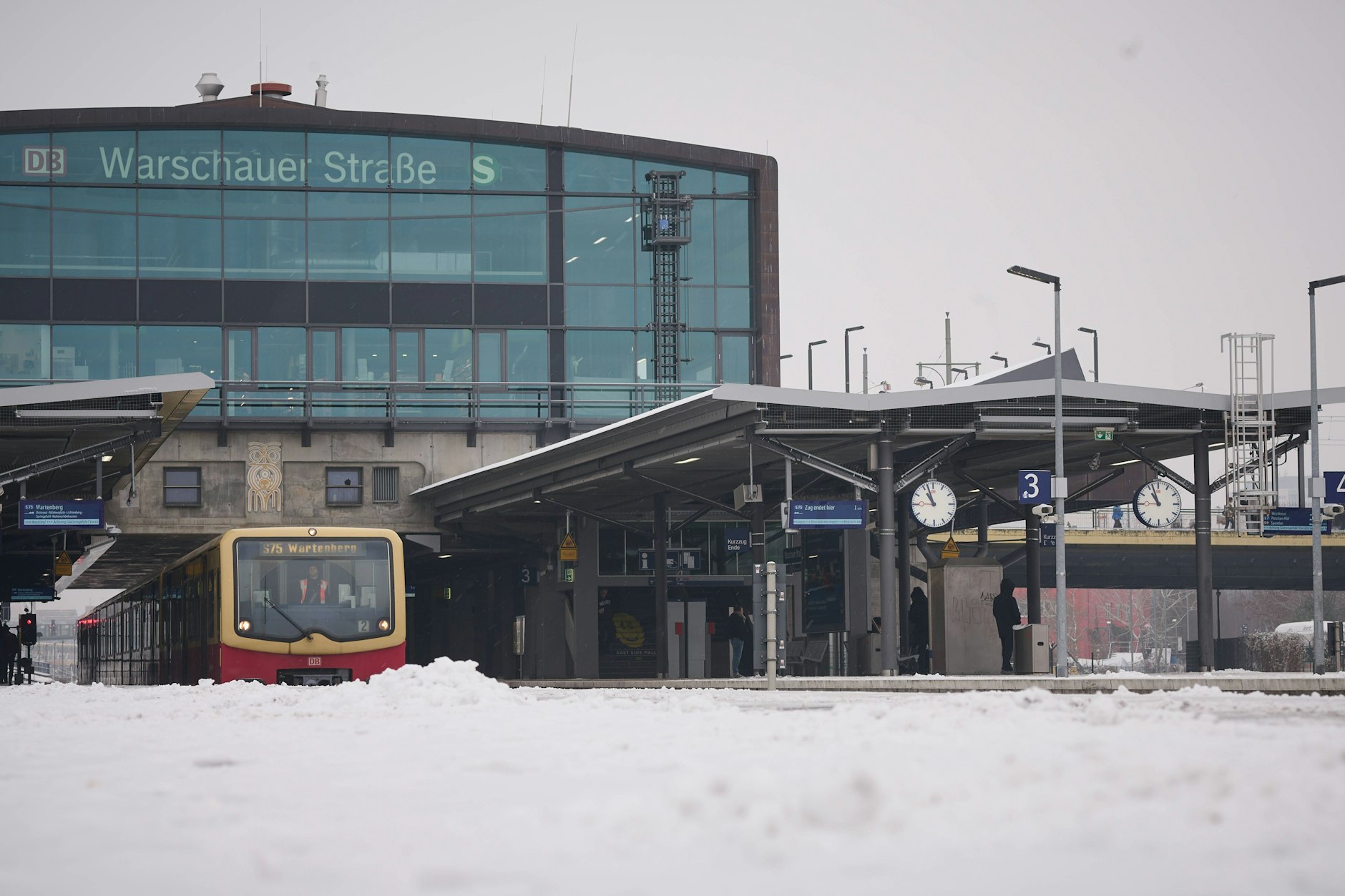  Eine S-Bahn kurz vor der Abfahrt im Bahnhof Warschauer Straße.