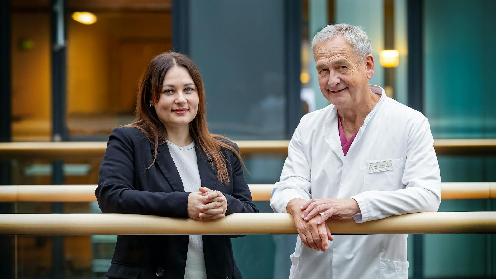 Dr. Michael Wiedemann behandelte Ewelina Niewiadomska erfolgreich im Herz-Rhythmus-Zentrum im Helios Klinikum Berlin-Buch. Der Herz-Rhythmus-Spezialist hat sich besonders über die gute Zusammenarbeit in der Region gefreut.