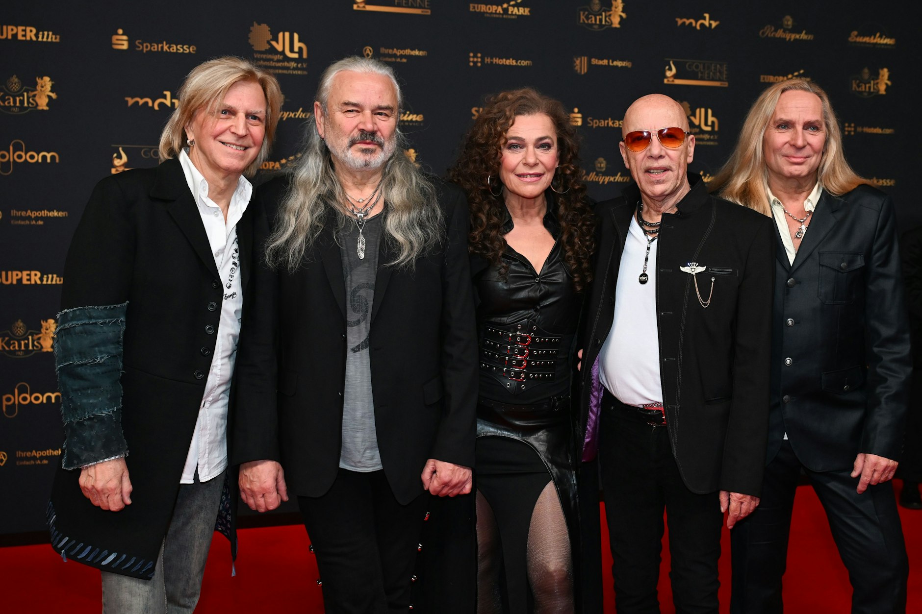 Silly mit Sängerin Julia Neigel und Sänger Toni Krahl (2.v.r.) bei der Verleihung des Medienpreises „Goldene Henne“.