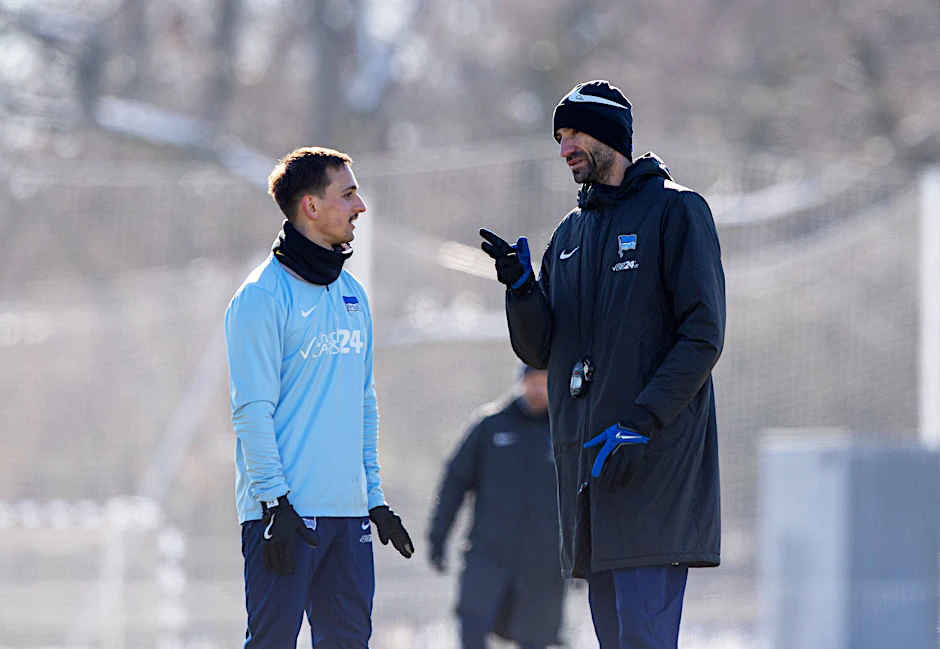 Andre Mijatovic (45), Co-Trainer unter dem neuen Chefcoach Stefan Leitl, erklärt Verteidiger Michal Karbownik (23), wohin er mit Hertha BSC will.