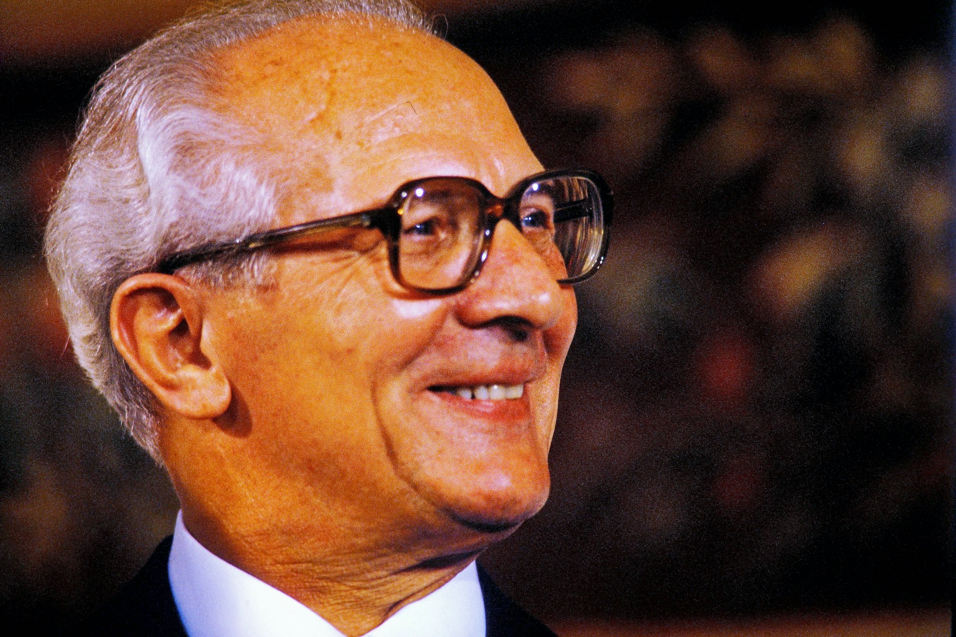 Lust auf etwas Humor aus Honeckers Zeiten? Dann sollten Sie sich unsere heutige Witze-Sammlung anschauen: Wir präsentieren 15 kurze und knackige Witze aus der DDR!