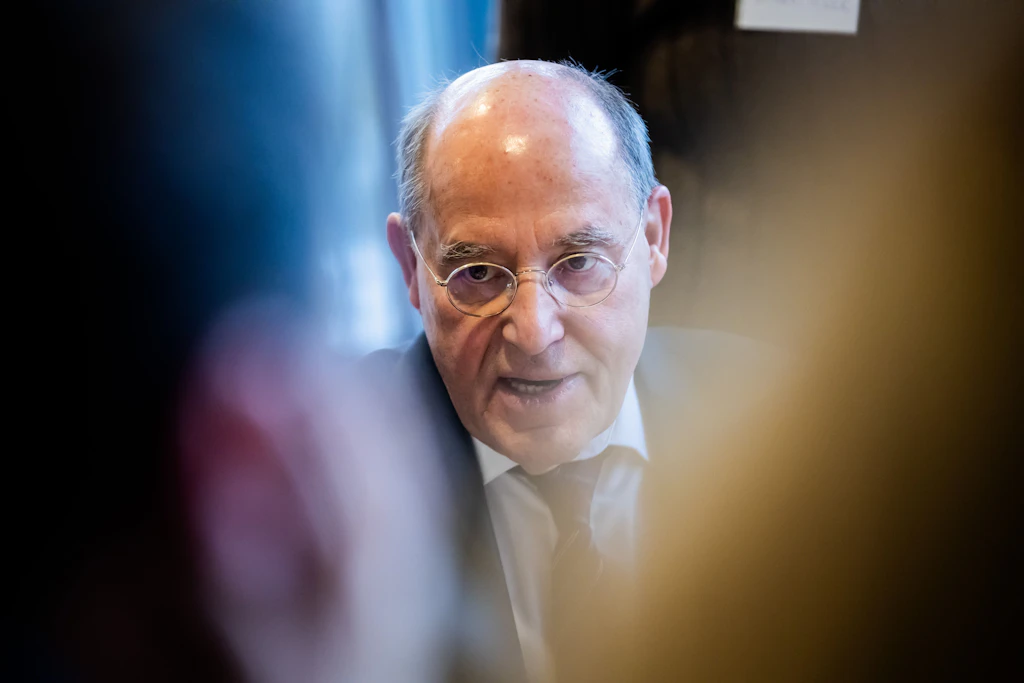 Linken-Politiker Gysi trägt auf TikTok jetzt antifaschistische Sturmhaube