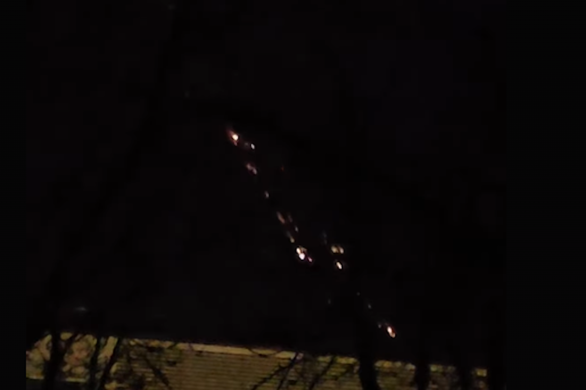 In den Sozialen Medien überschlagen sich die Nachrichten und Videos von Funken, die über Köpenick, Marzahn und anderen Orten in Berlin gesehen wurden. Was war das?