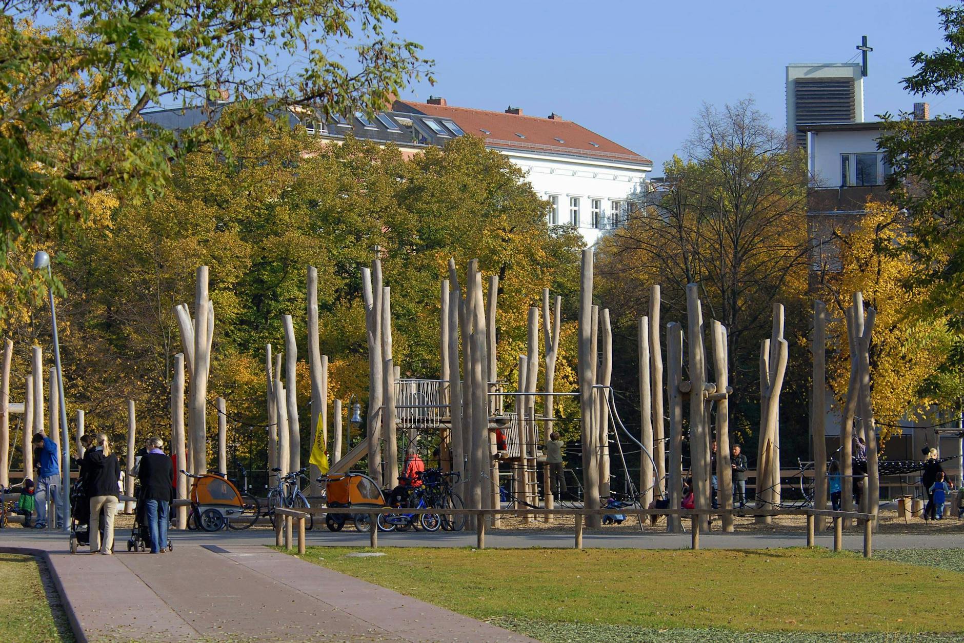 Der Stangenwald zum Klettern und Balancieren ist ein Highlight im Park am Gleisdreieck.