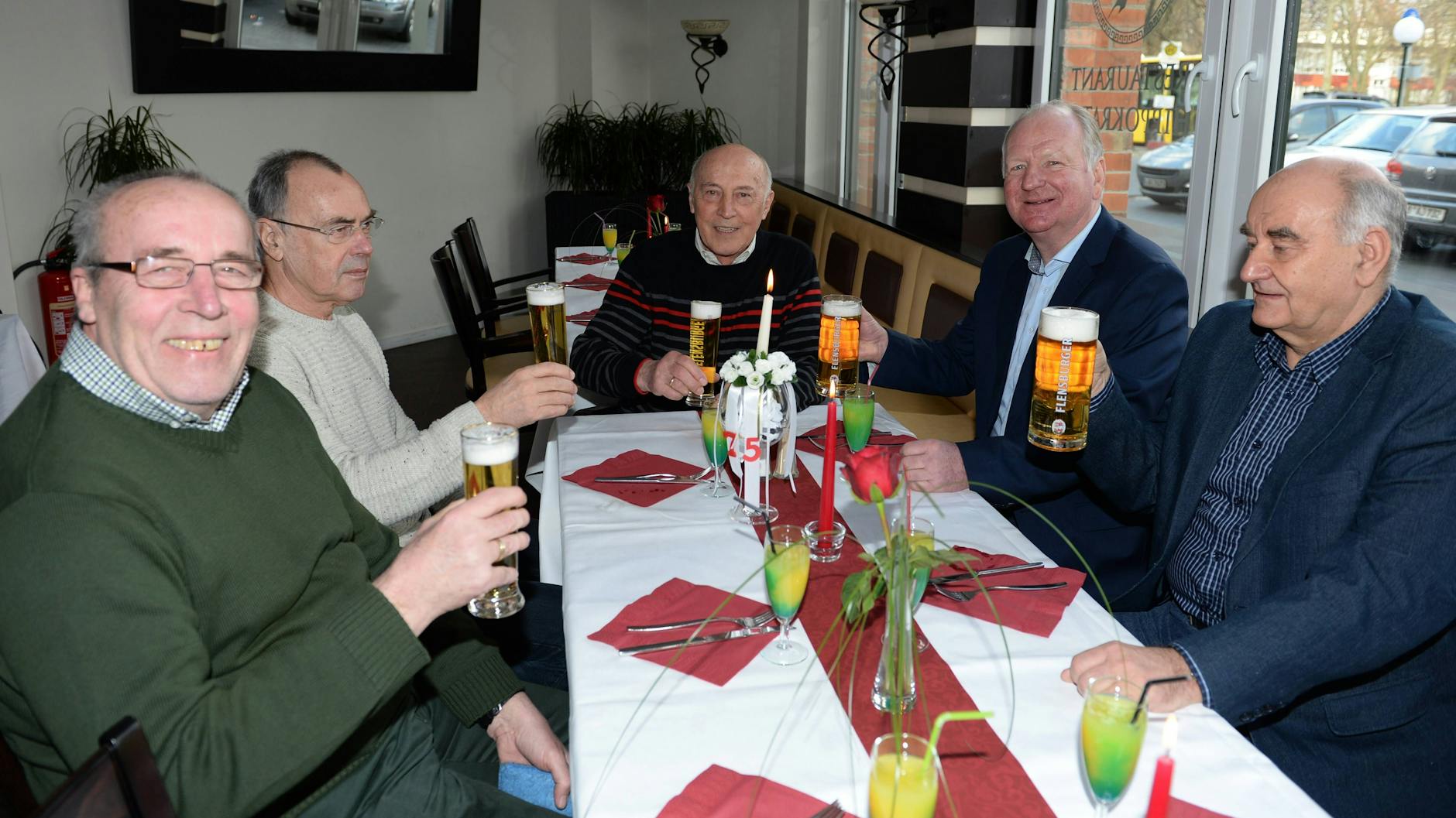 DDR-Fußball-Star Wolfgang „Potti“ Matthies trifft sich noch heute regelmäßig mit anderen Union-Legenden, hier v. l. Wolfgang Matthies, Joachim Sigusch, Hartmut Felsch, Rolf Weber und Detlef Schwarz.