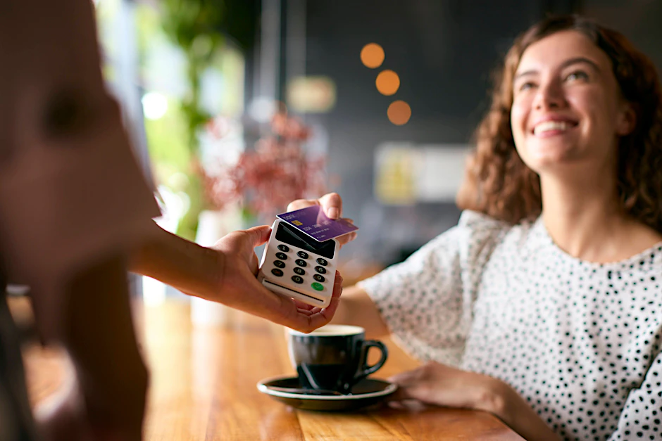 Im Café einfach bargeldlos bezahlen. Wer für sich die richtige Kreditkarte wählt, kann Geld sparen.