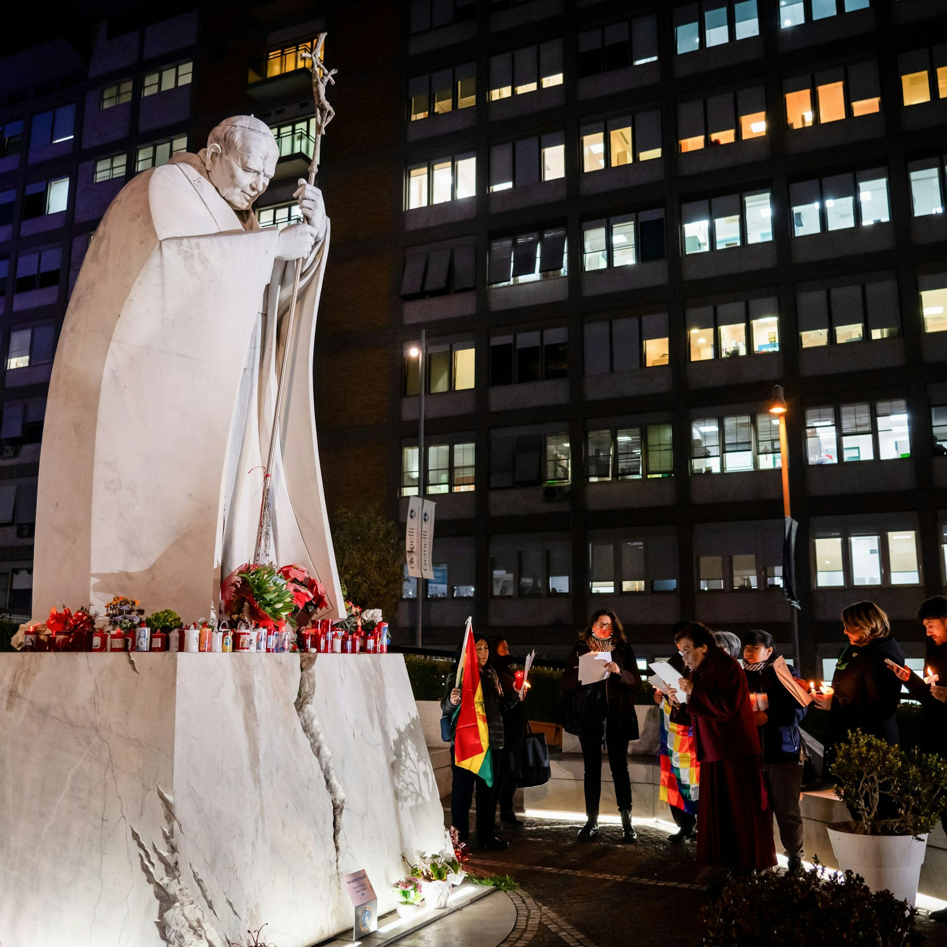 Eine Gruppe von Gläubigen aus Bolivien betet für Papst Franziskus vor der Poliklinik Agostino Gemelli, wo Papst Franziskus wegen einer Lungenentzündung behandelt wird.