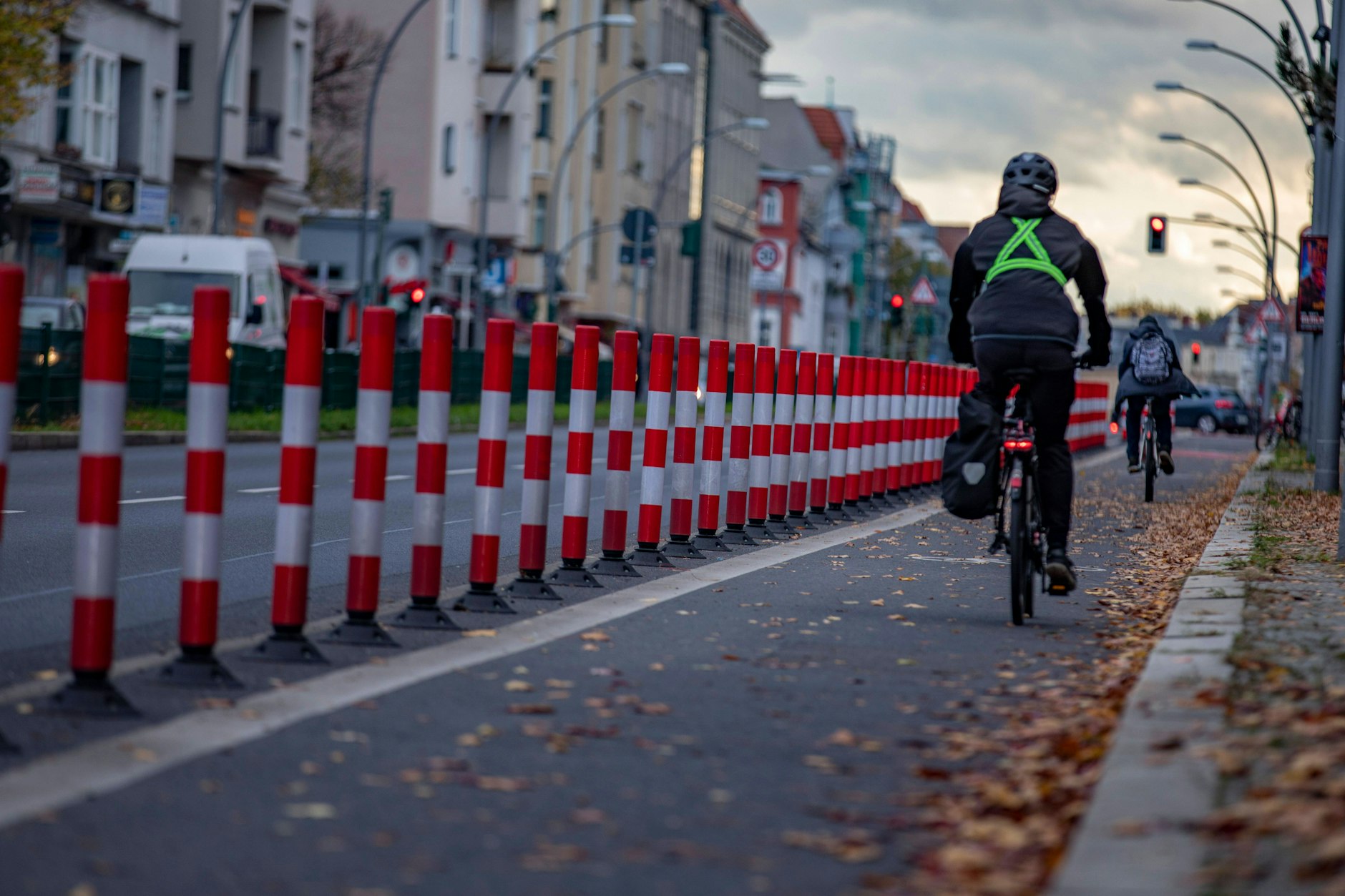 Neue, geschützte Radwege auf dem Tempelhofer Damm. Ein weiterer Bauabschnitt soll nun in Angriff genommen werden, auf dem Mittelstreifen sollen dafür 60 Bäume gefällt werden.
