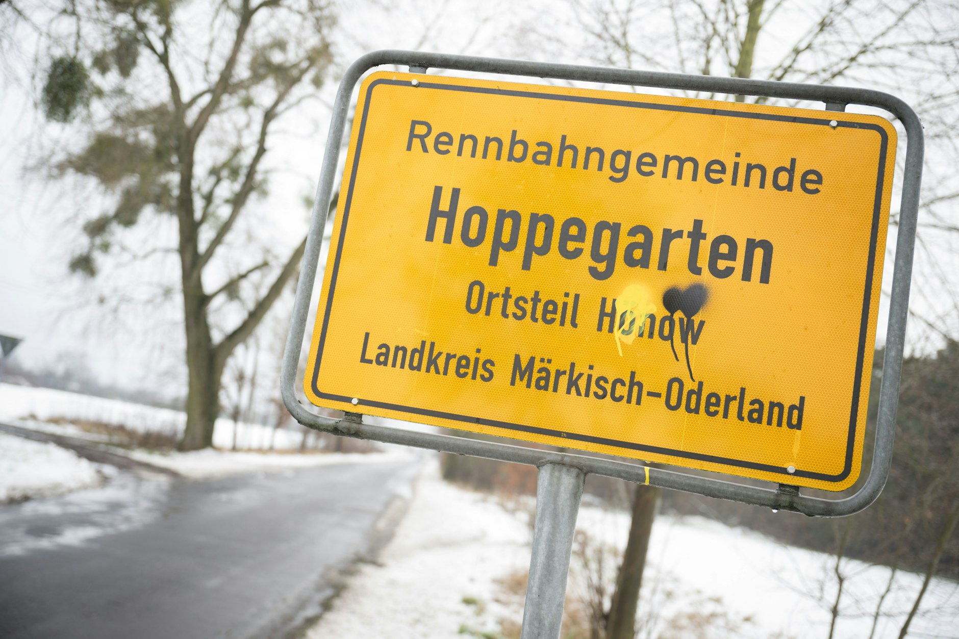 Das Ortsschild von Hönow, einem Ortsteil von Hoppegarten. Viele Orte in Brandenburg sind schon Opfer von Schilder-Dieben geworden.