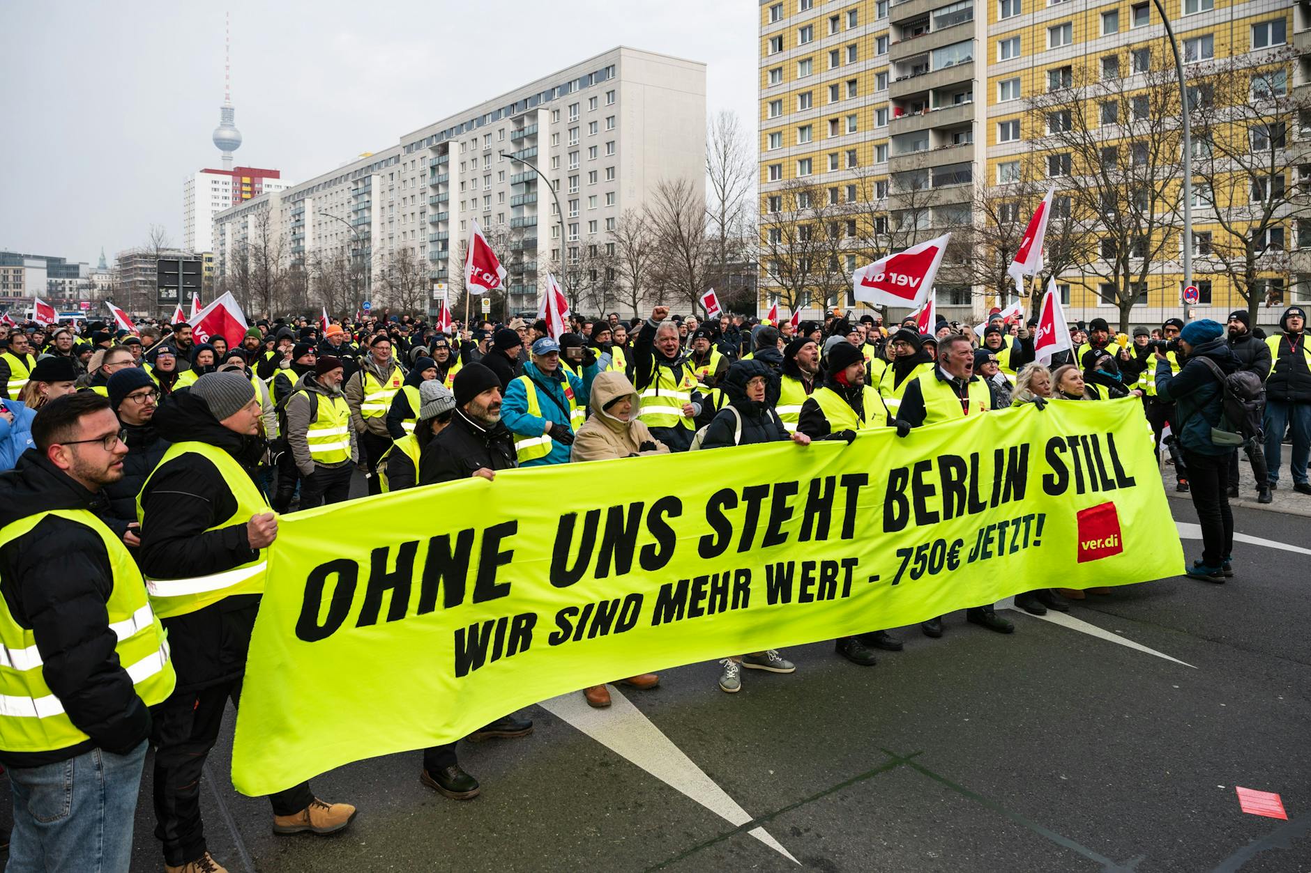 Massiver Protest: Beim zweiten Warnstreik am 10. Februar demonstrierten mehrere tausend BVG-Beschäftigte für höhere Löhne. Die Gewerkschaft Verdi droht mit einem unbefristeten Streik.
